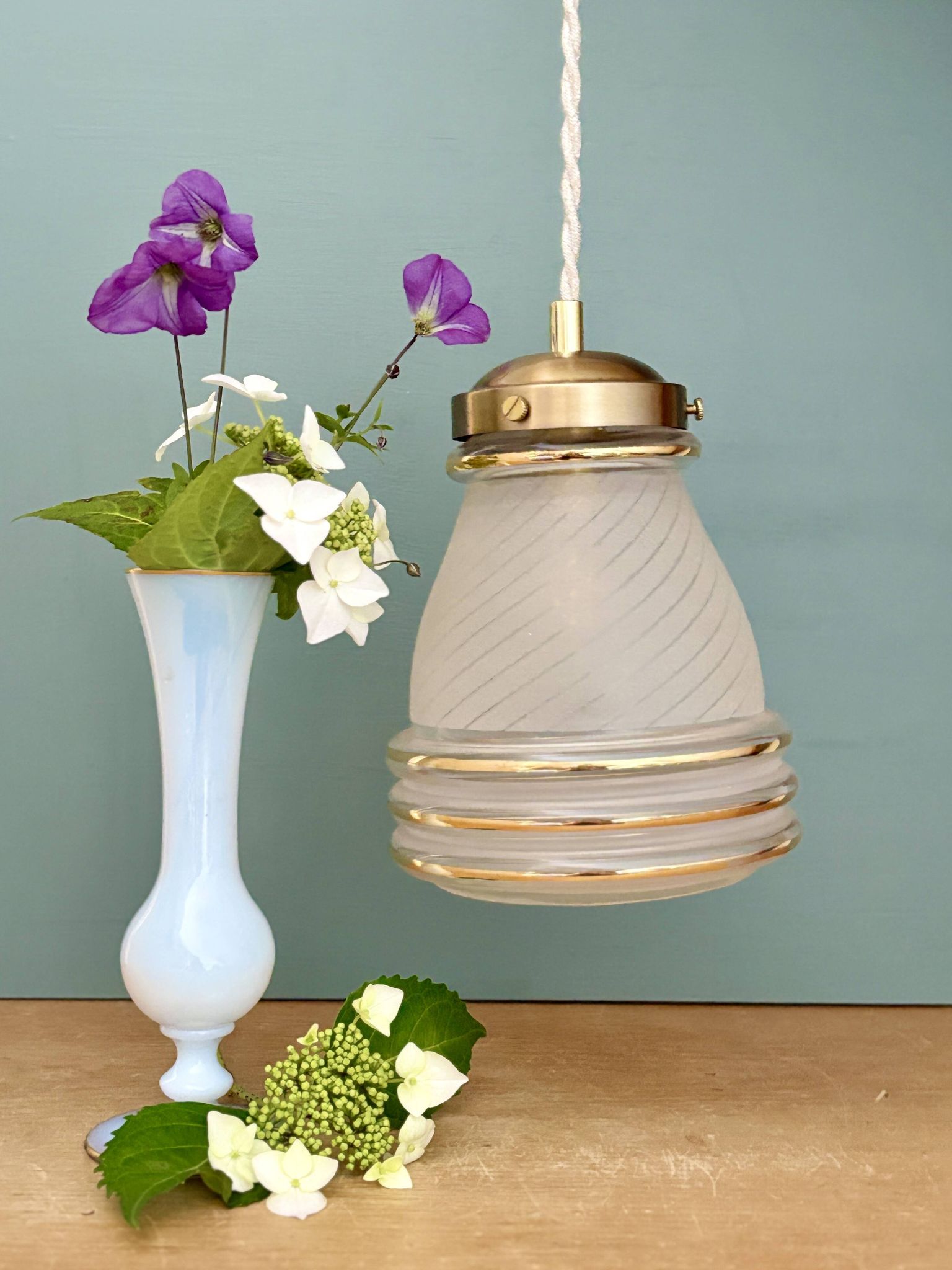 Suspension globe antique Art Deco in frosted white and gold glass.