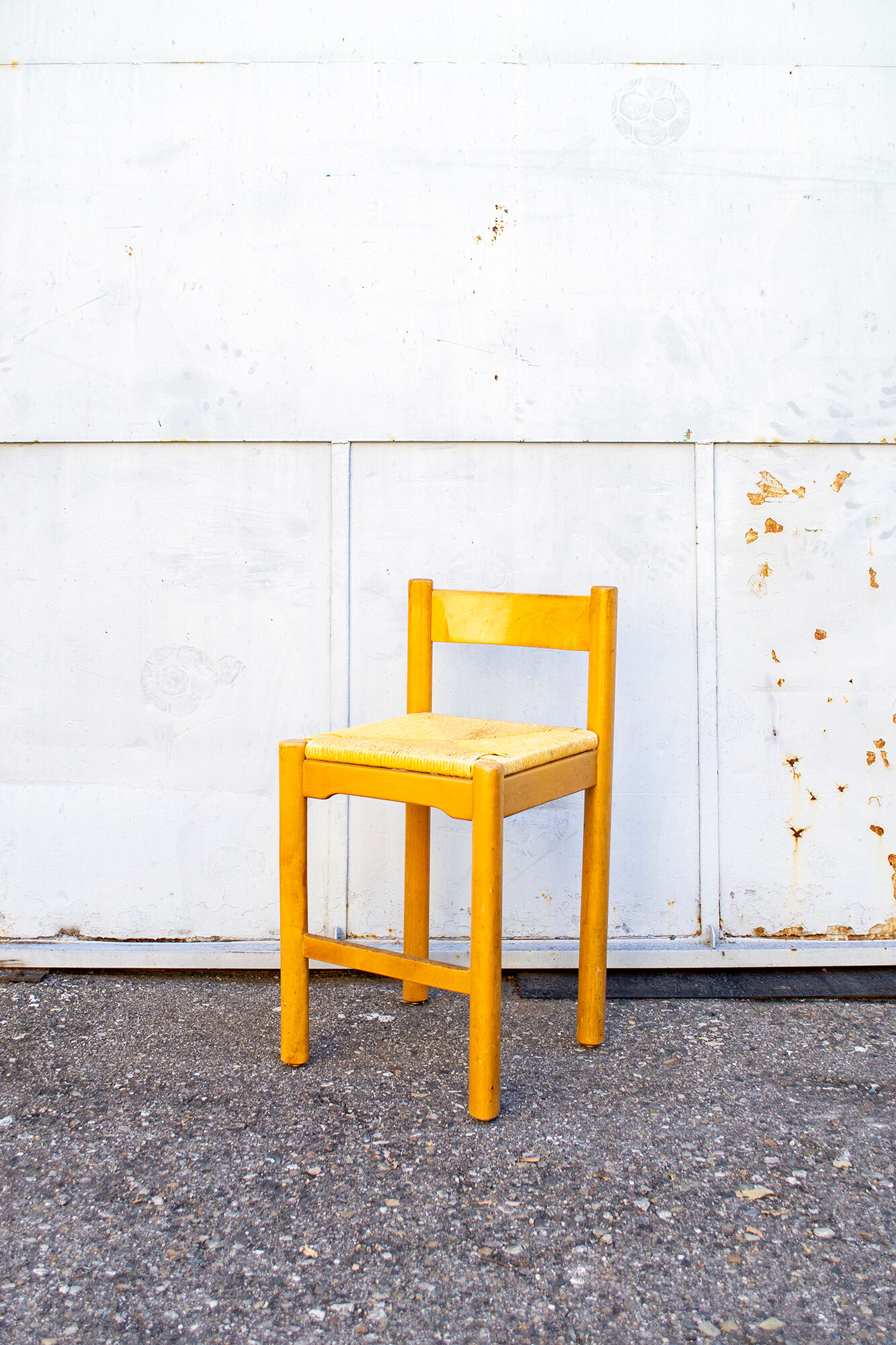 Quatre tabourets en bois et en paille 70s