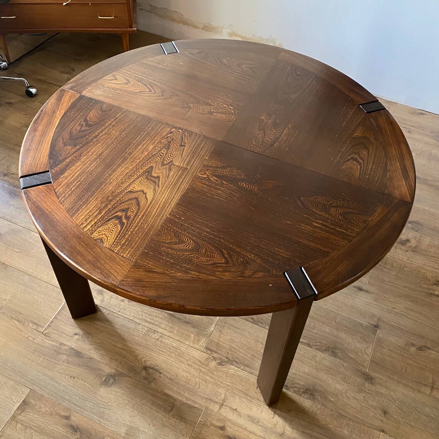 Round table in Scandinavian elm with 2 extensions