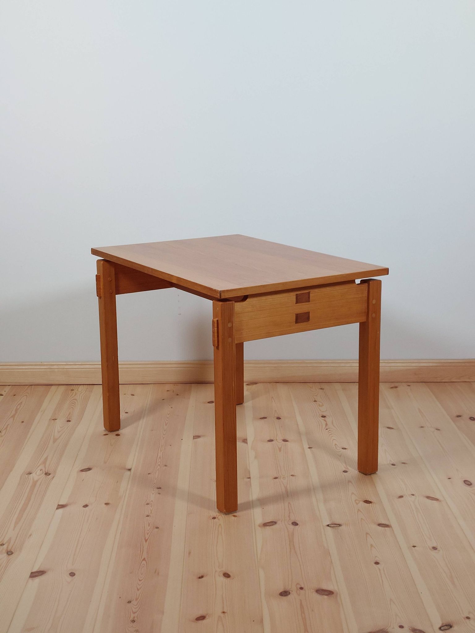 Table d'appoint en pin vintage méticuleusement fabriquée, pièce de maître.