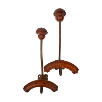 2 hooks in metal and wood