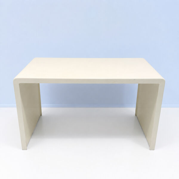 Bureau monobloc en polyester par Berthe Libert, années 1970.