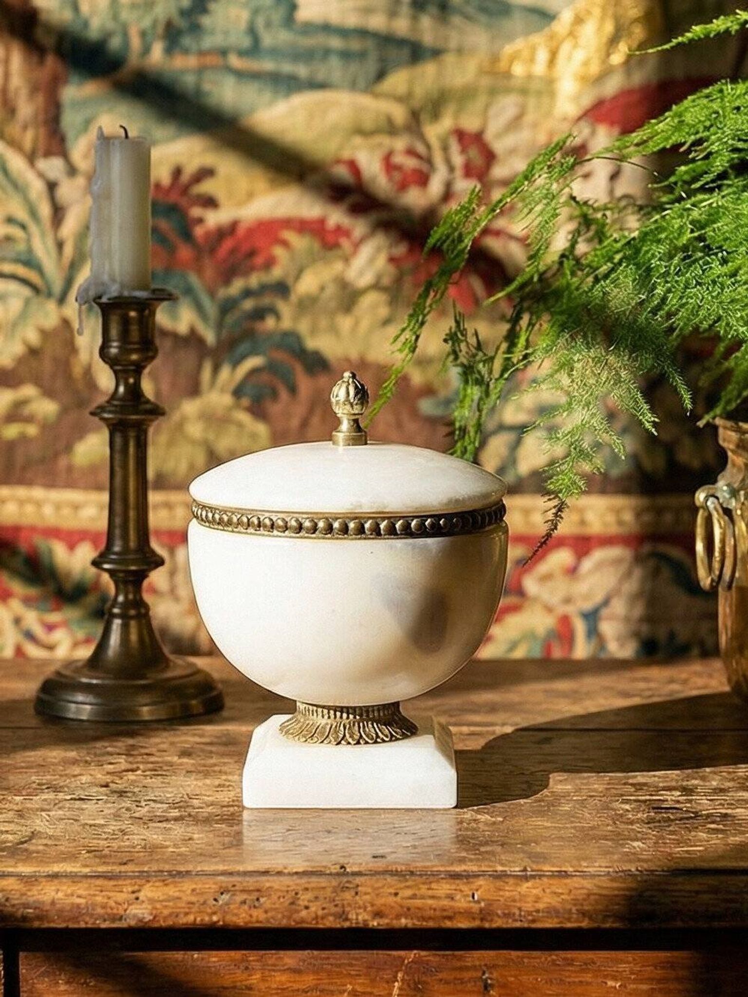 Alabaster and bronze bonbonnière in Empire style, circa 1900-1930.