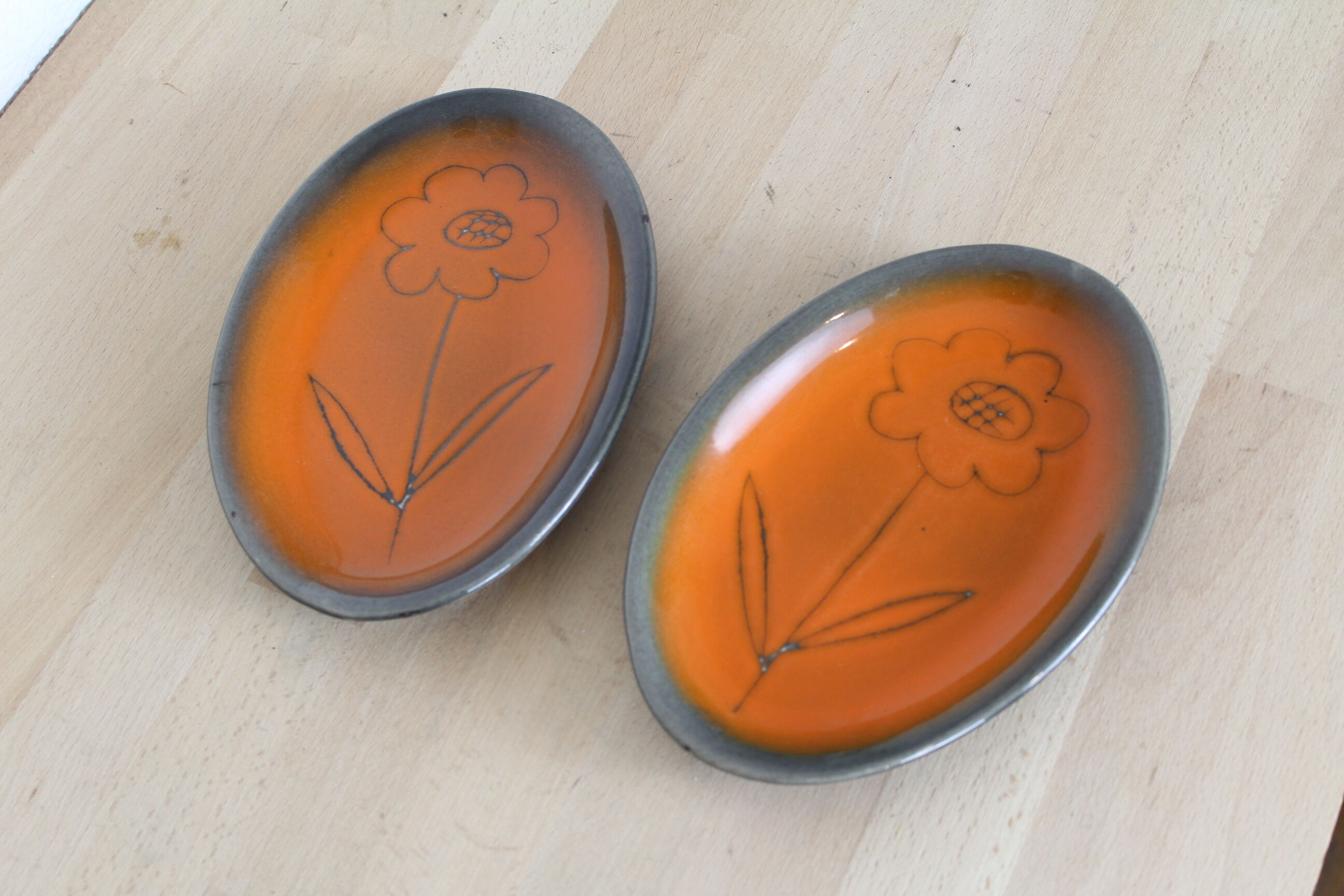 Set of 2 ceramic aperitif cups Niedervillers Calut, mid century, orange flowers