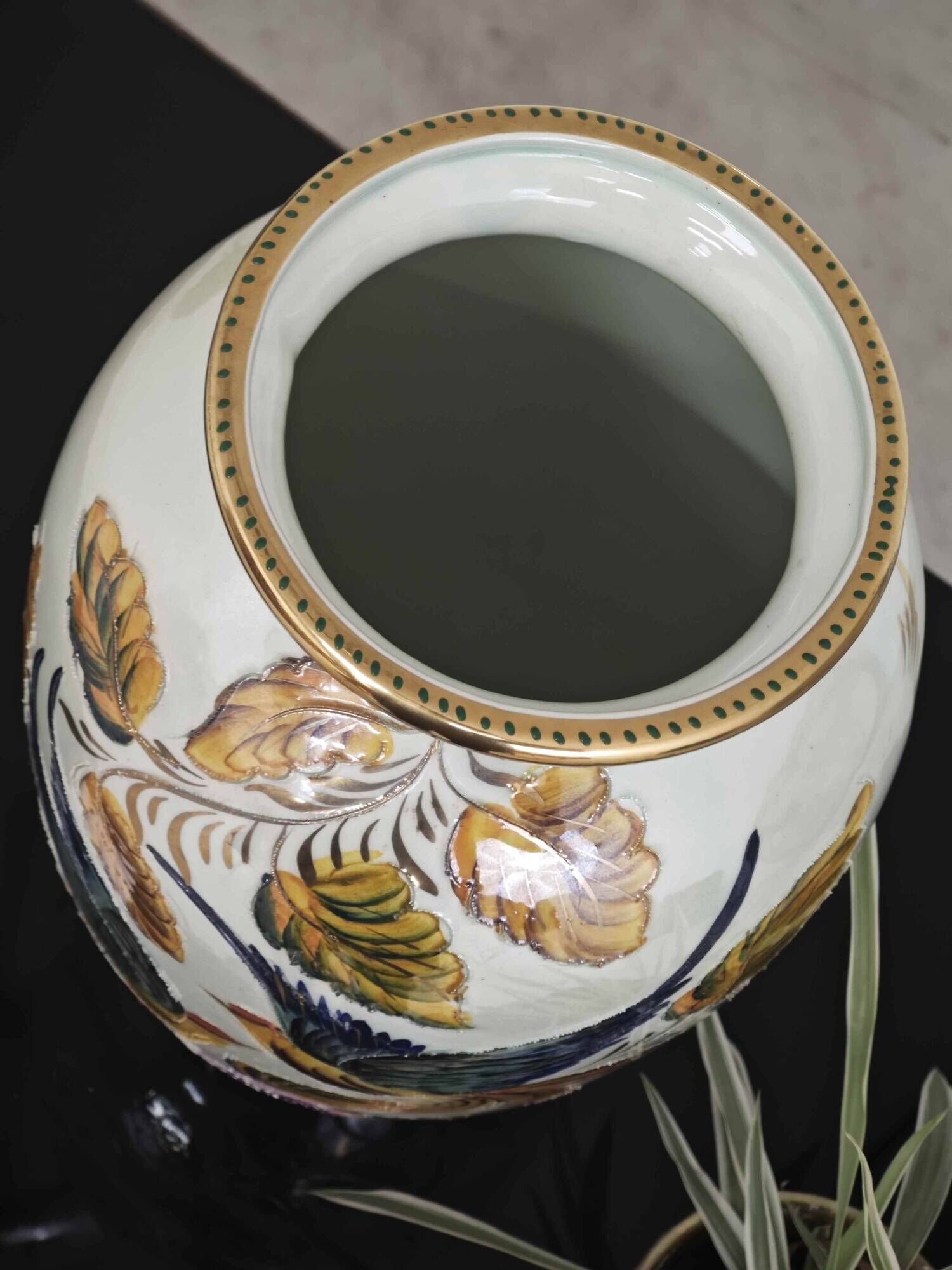 Beau vase peint main oiseau et feuilles H.Béquet numéroté 556