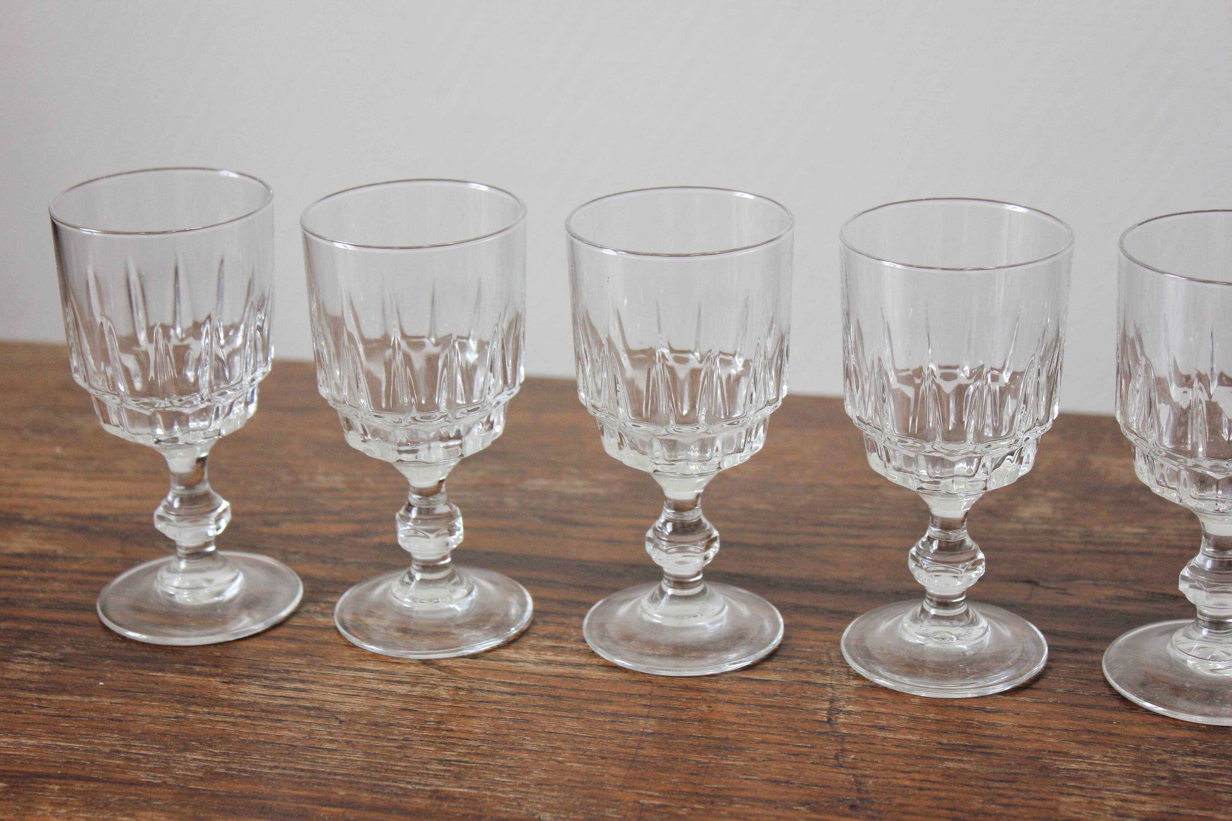 6 vintage Luminarc white wine glasses