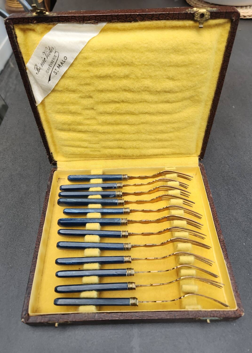 Coffret de 12 fourchettes à  gâteaux : benie victor
