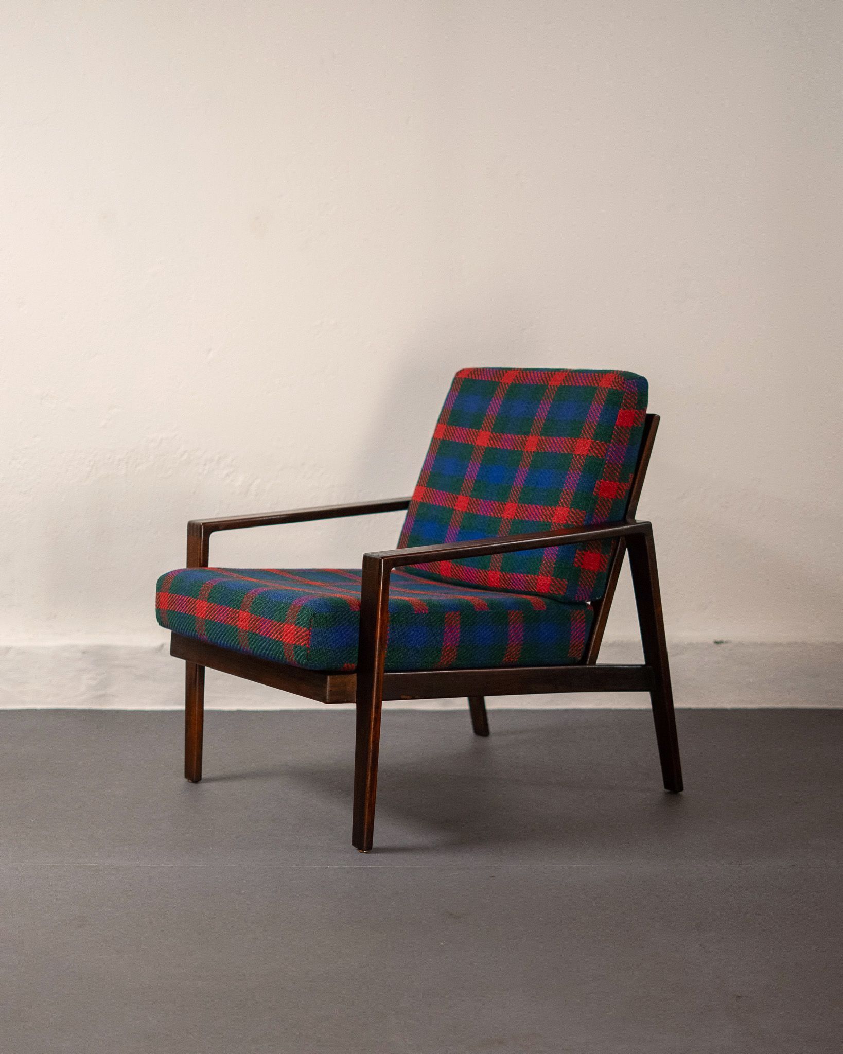 Fauteuil Knoll Antimott en noyer et tartan