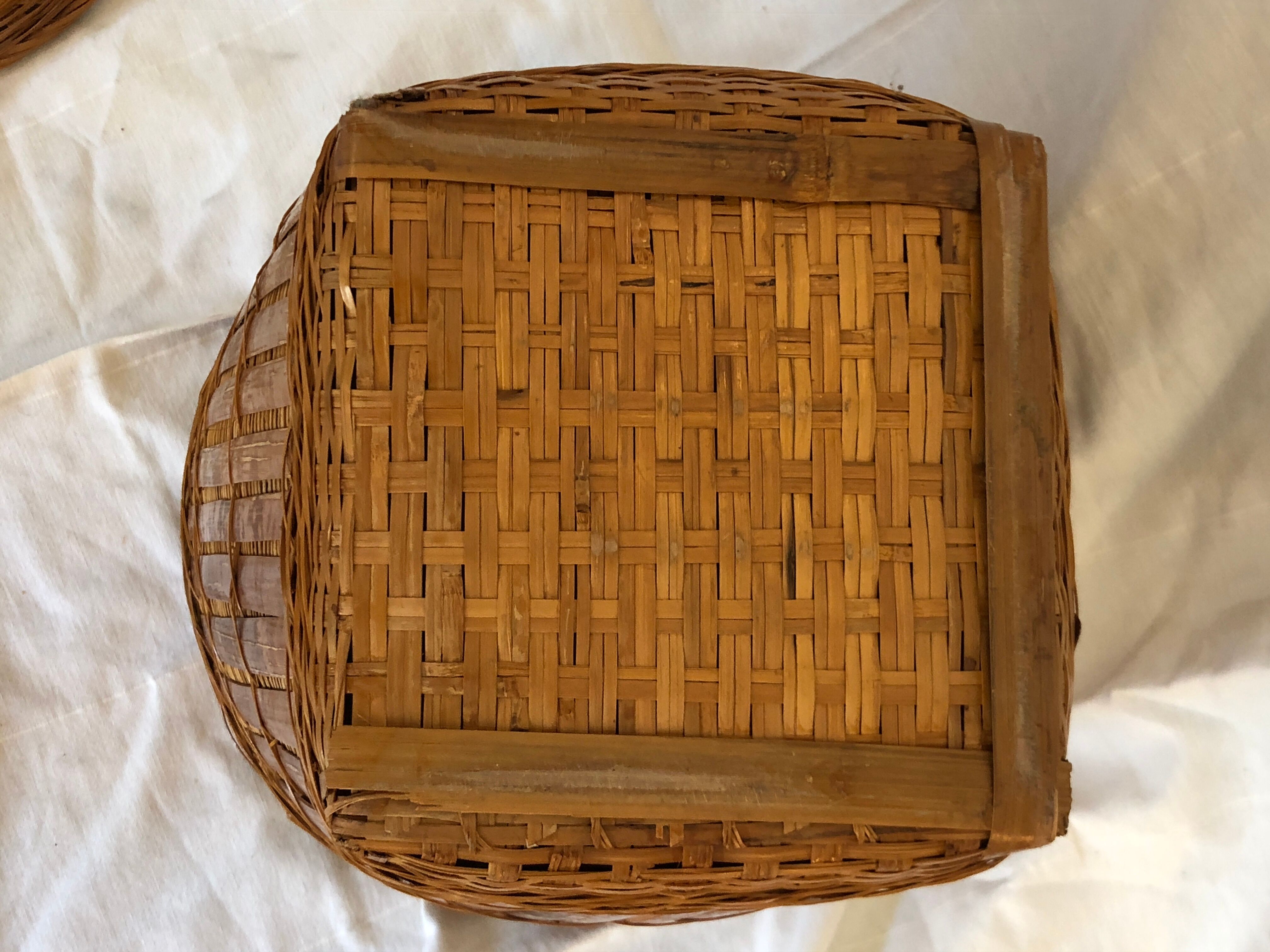 Wicker basket with lid