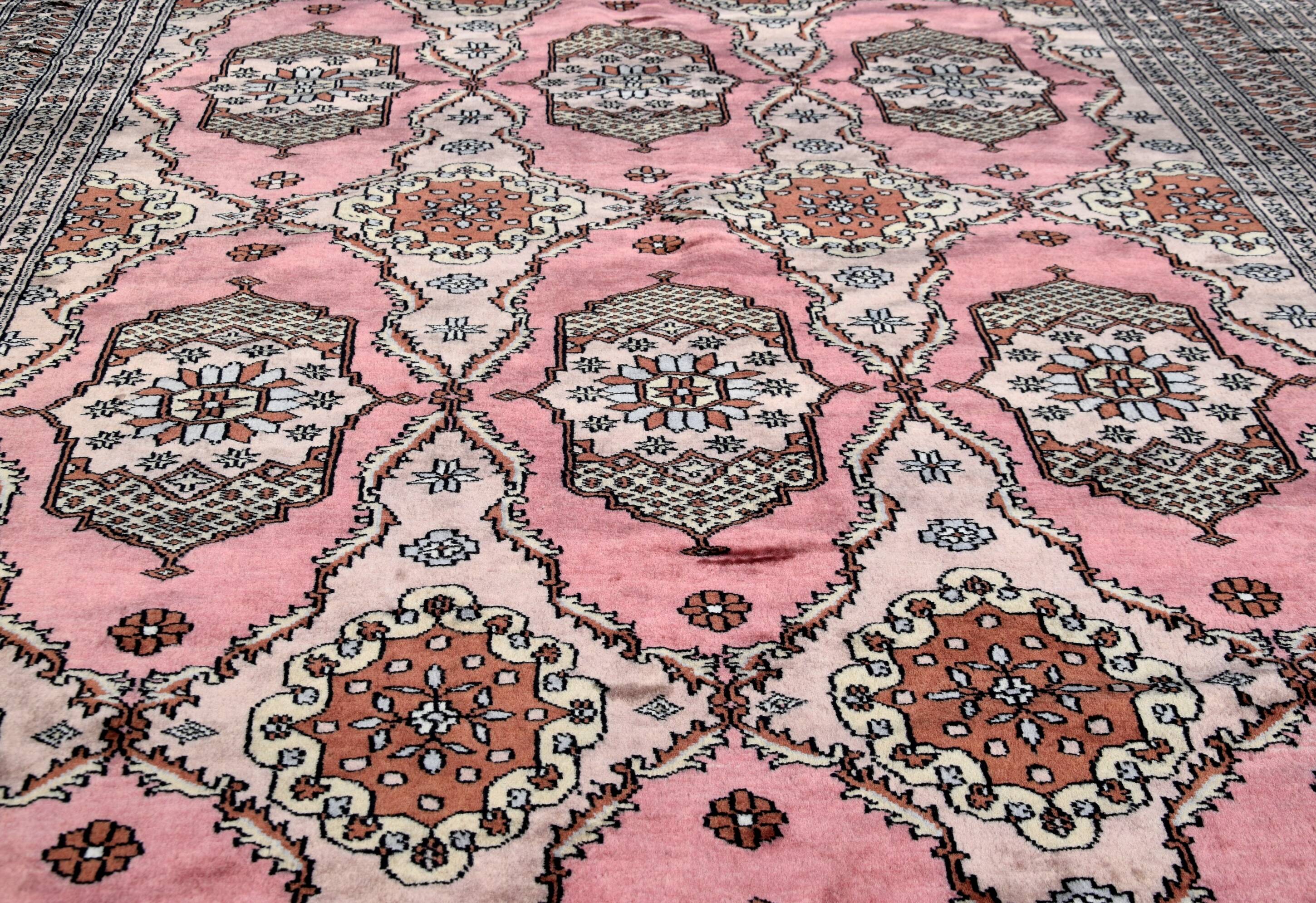 Oriental rug from Pakistan: 1.83 X 2.75 meters. Handmade