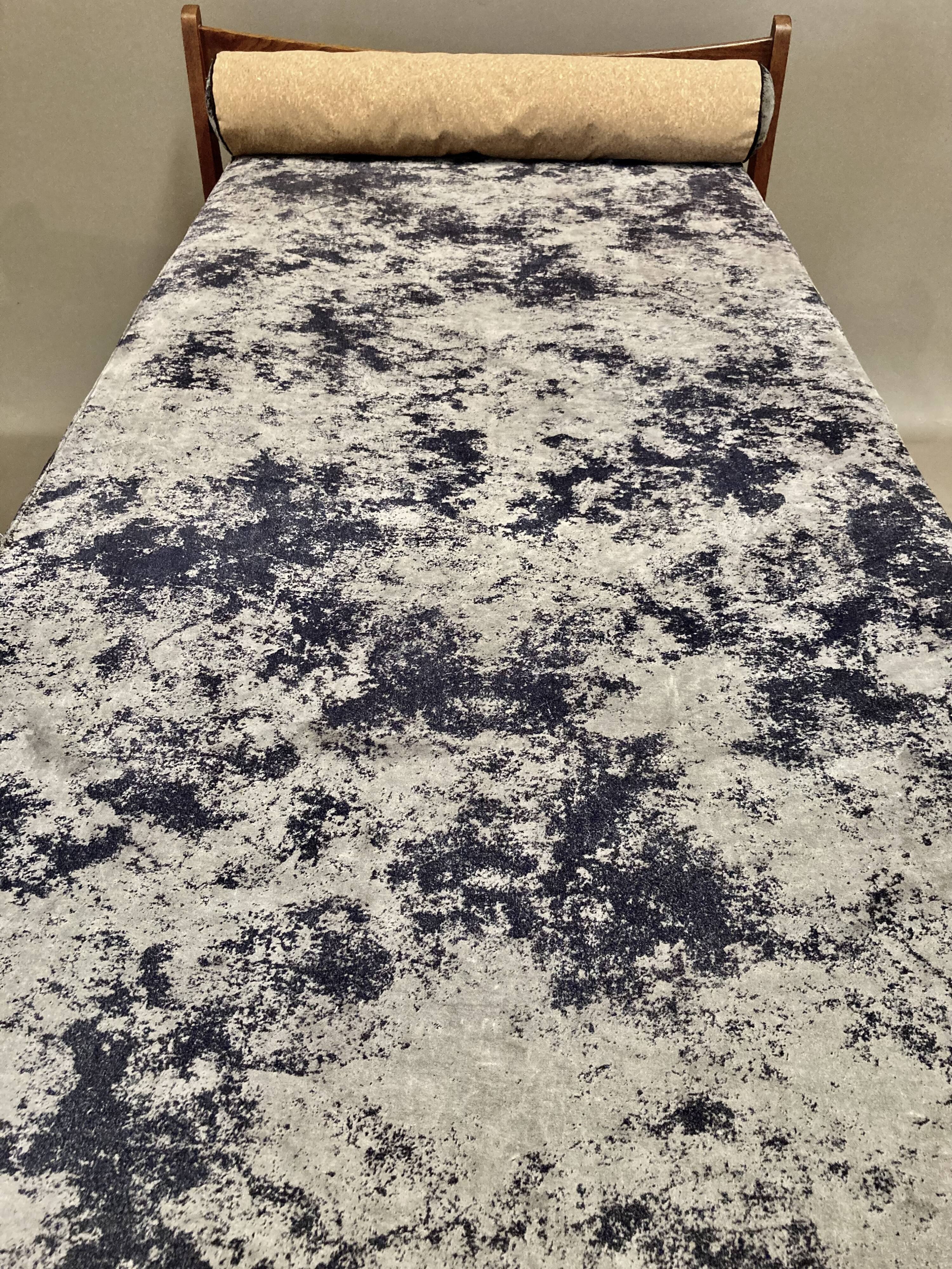 Canapé lit ou daybed velours et liège gris 1950