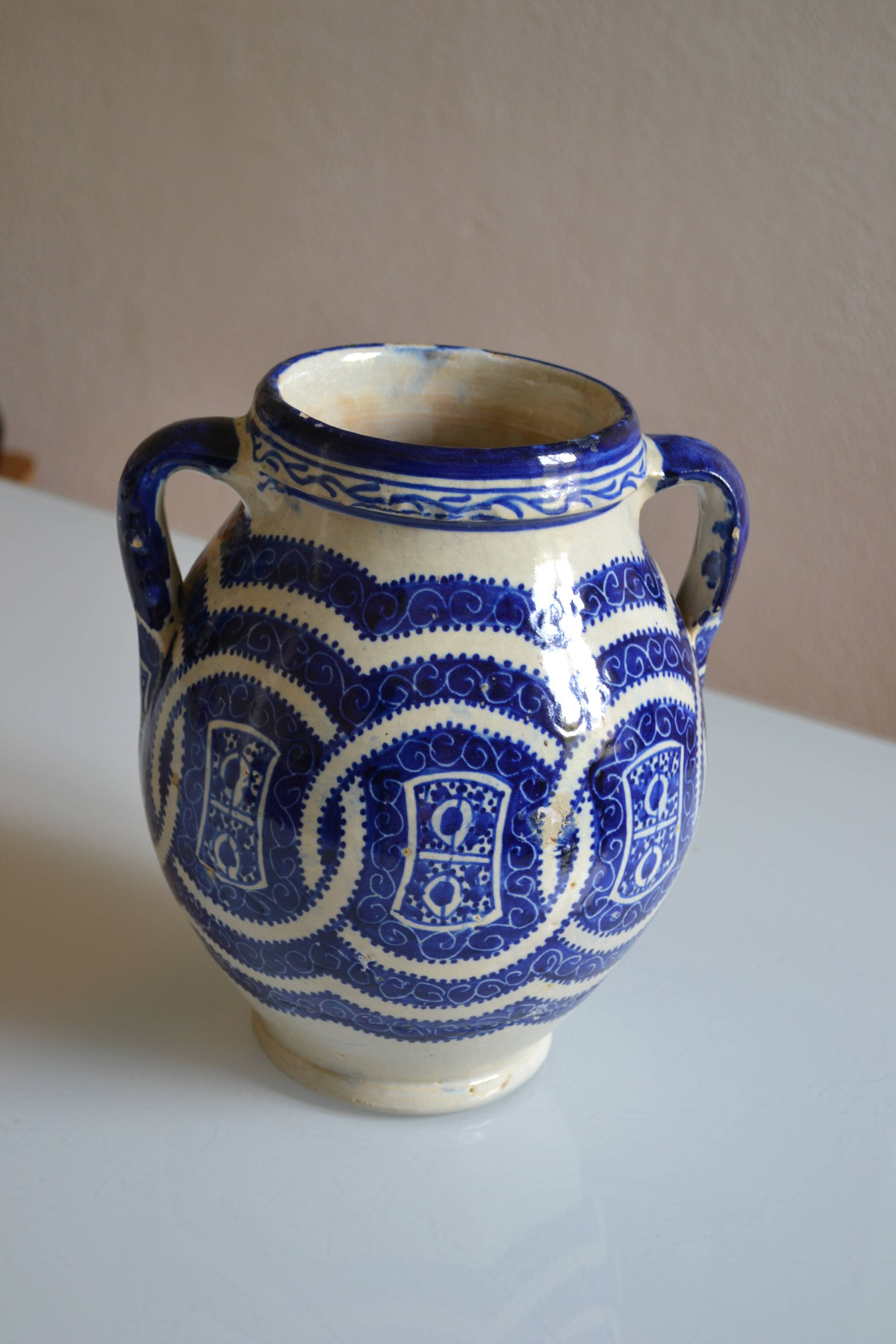 Large vase from the Serghini workshop, ancient Moroccan ceramics, first half of the 20th century.