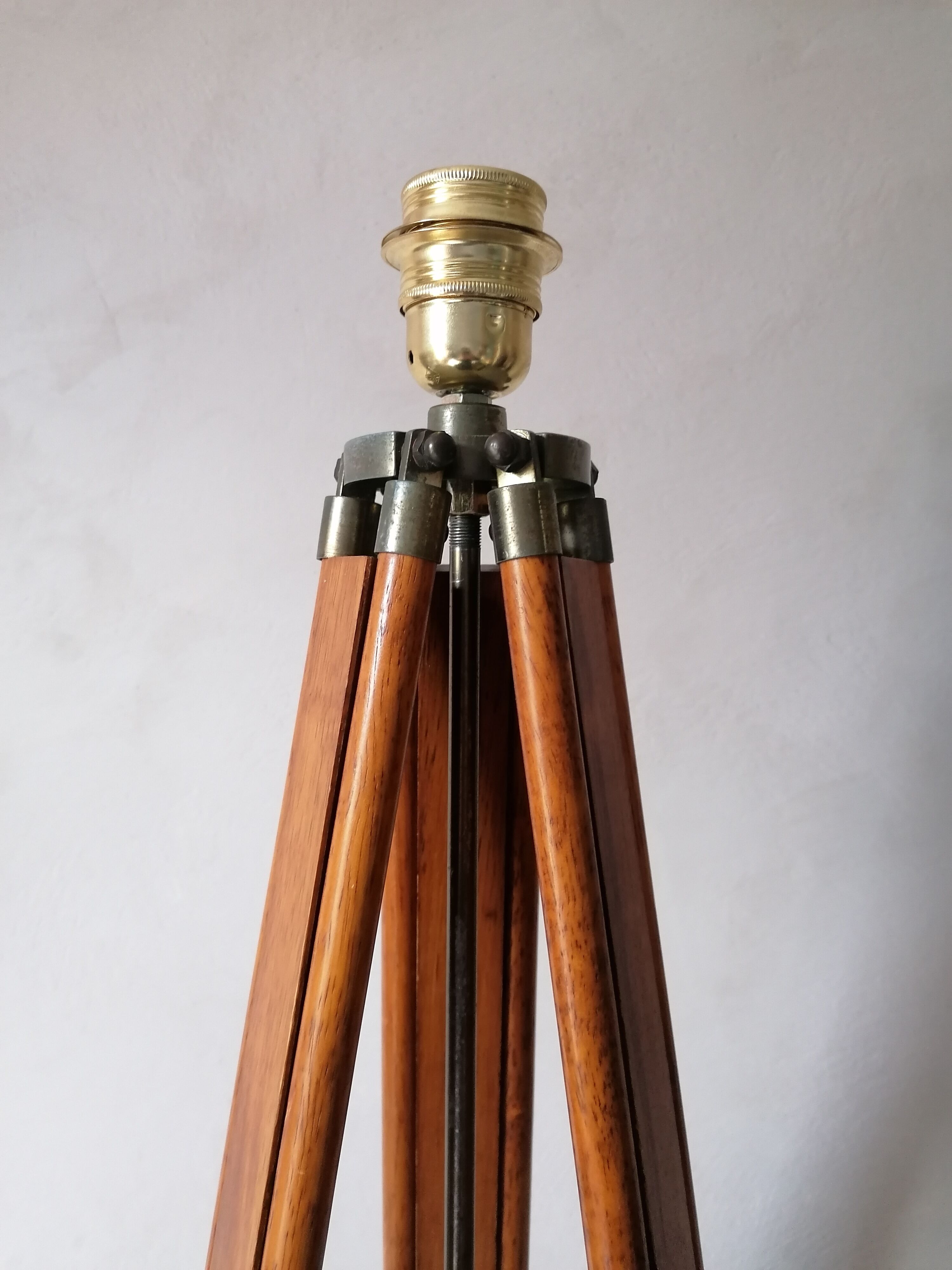 Wooden tripod lamp