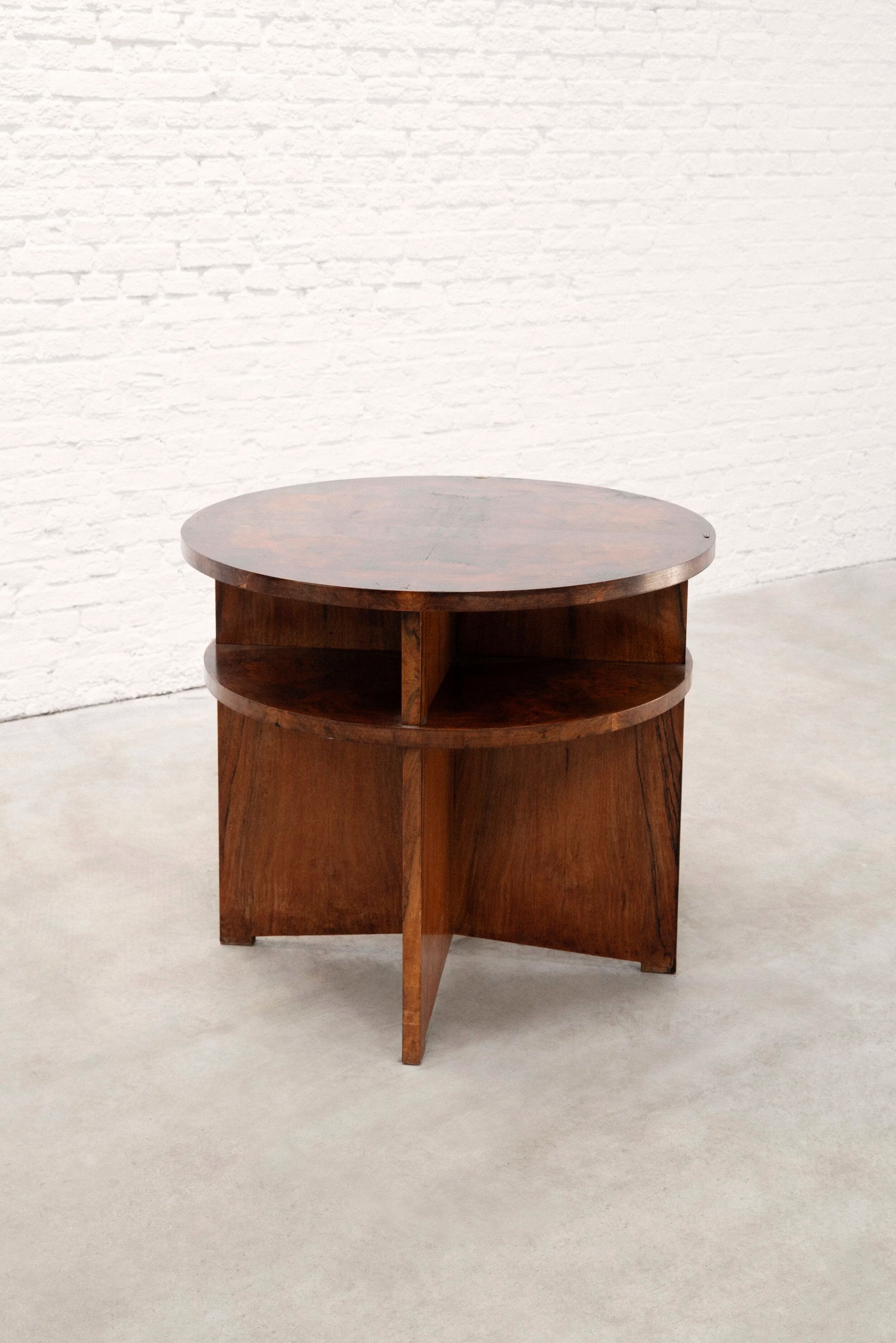 Table basse circulaire moderniste française avec étagères, vers 1935