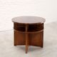 Table basse circulaire moderniste française avec étagères, vers 1935