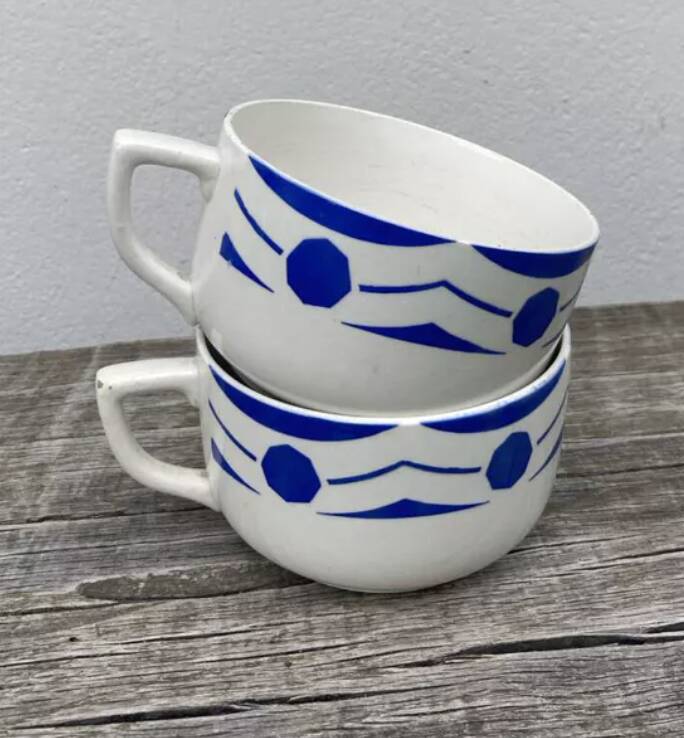 Duo de grandes tasses anciennes digoin