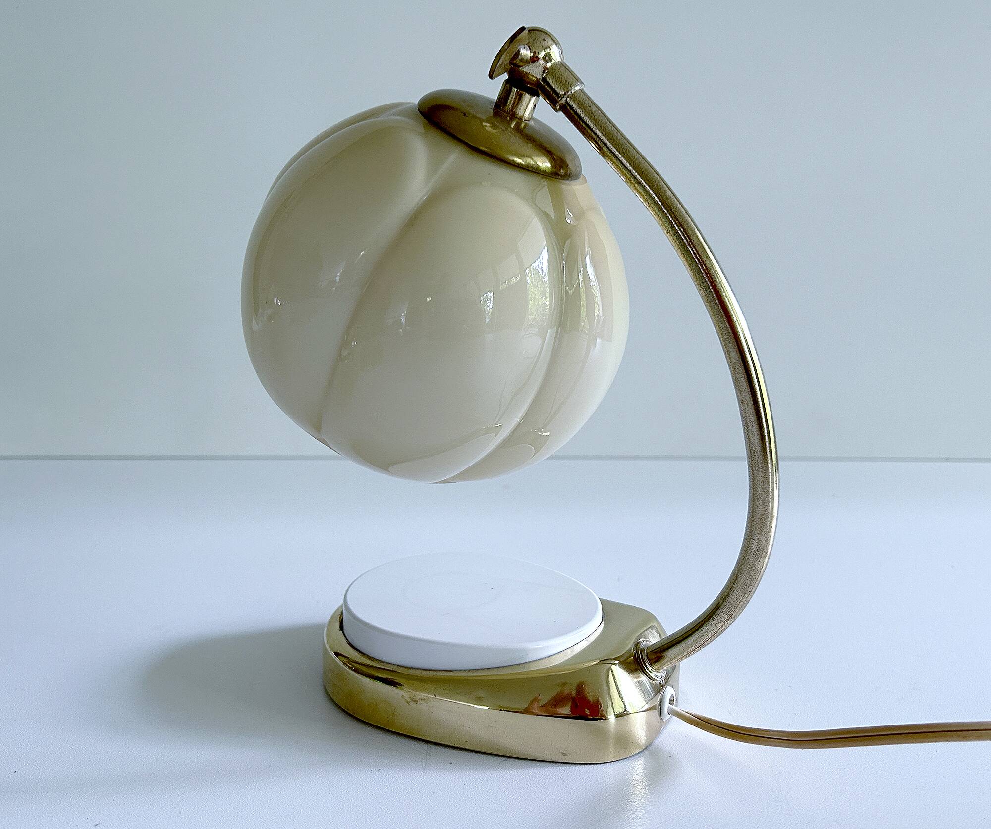 Lampe de table Art déco Bauhaus en verre et bakélite