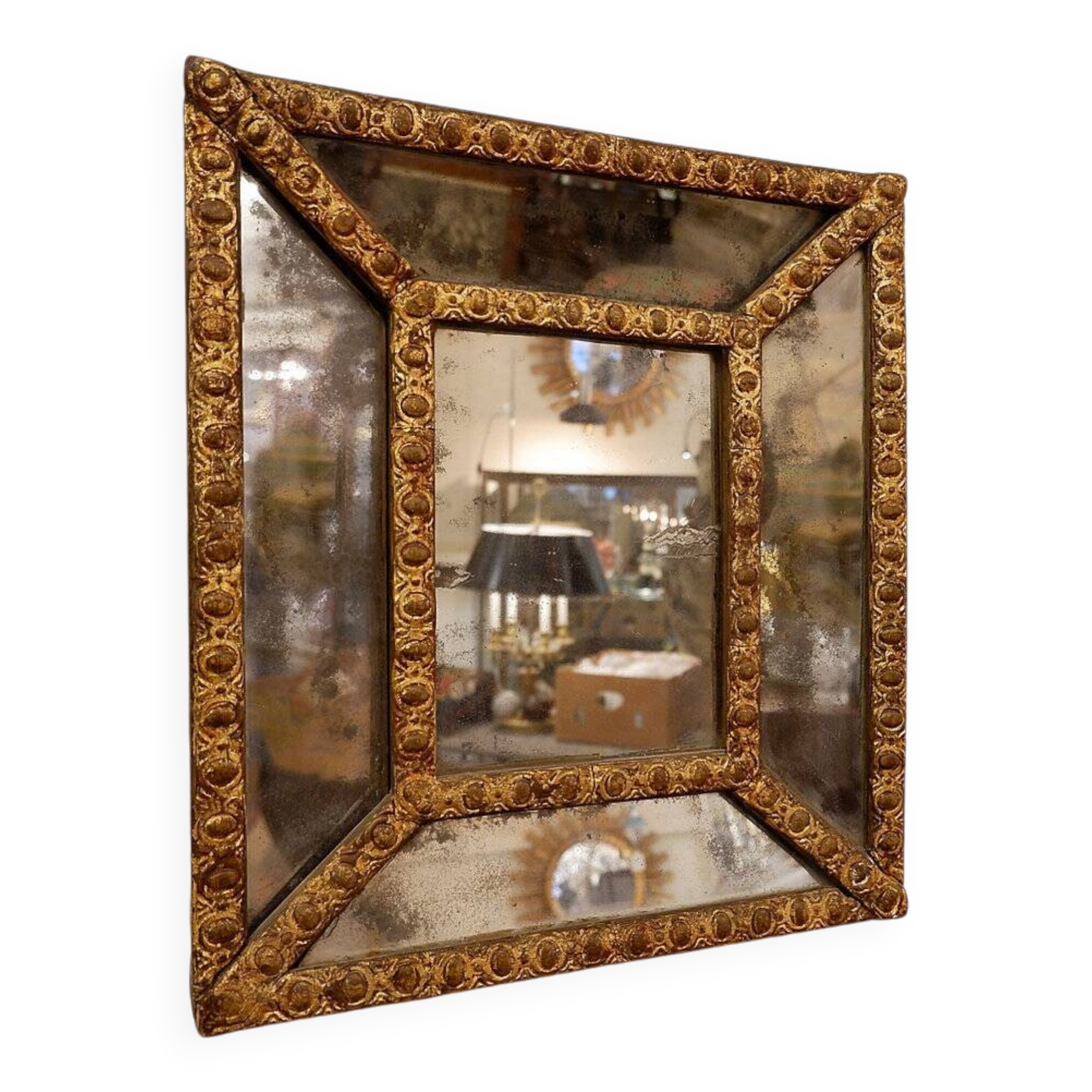 Miroir perlé en bois doré du 18e siècle