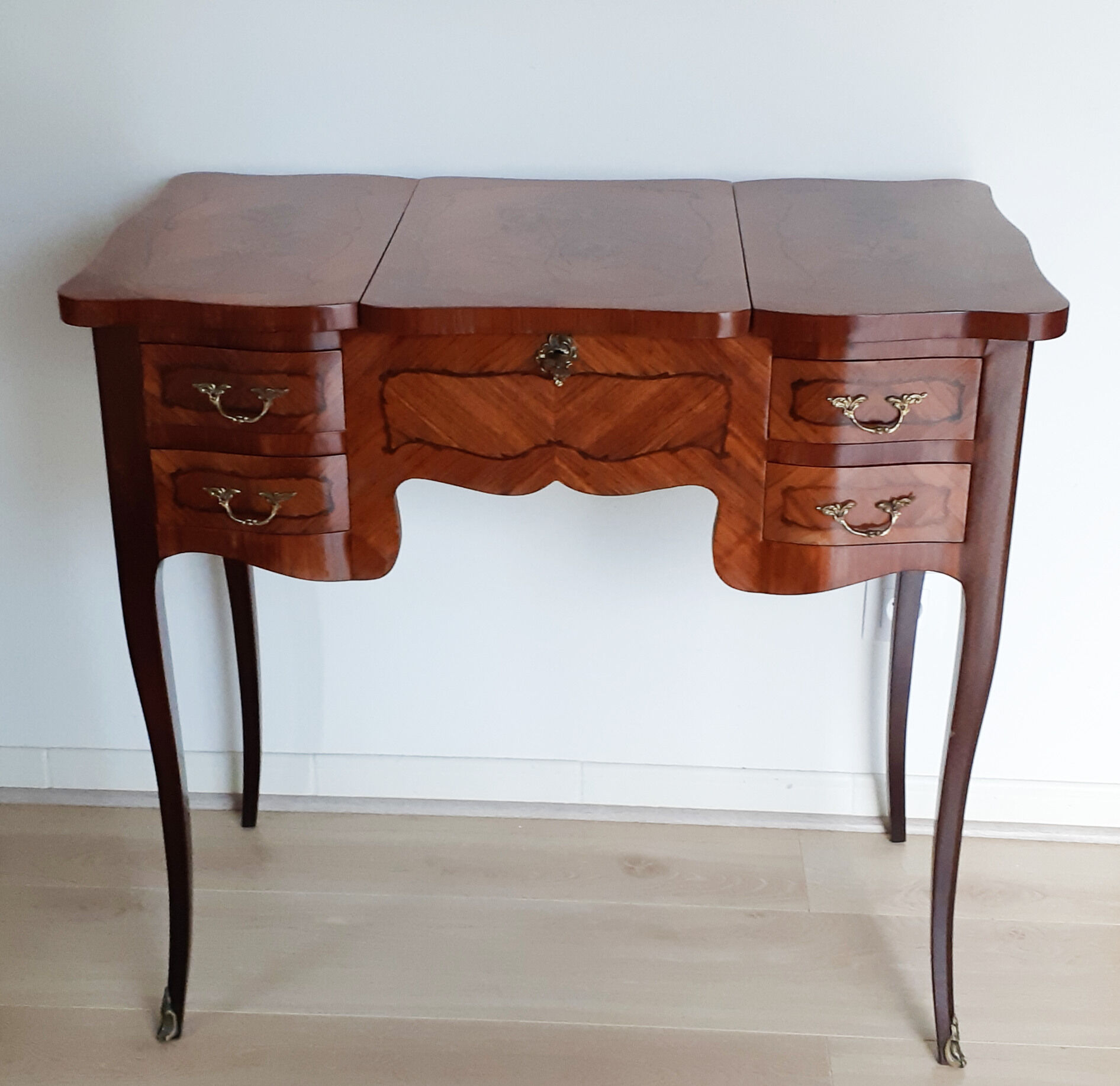 Dressing table in rosewood marquetry
