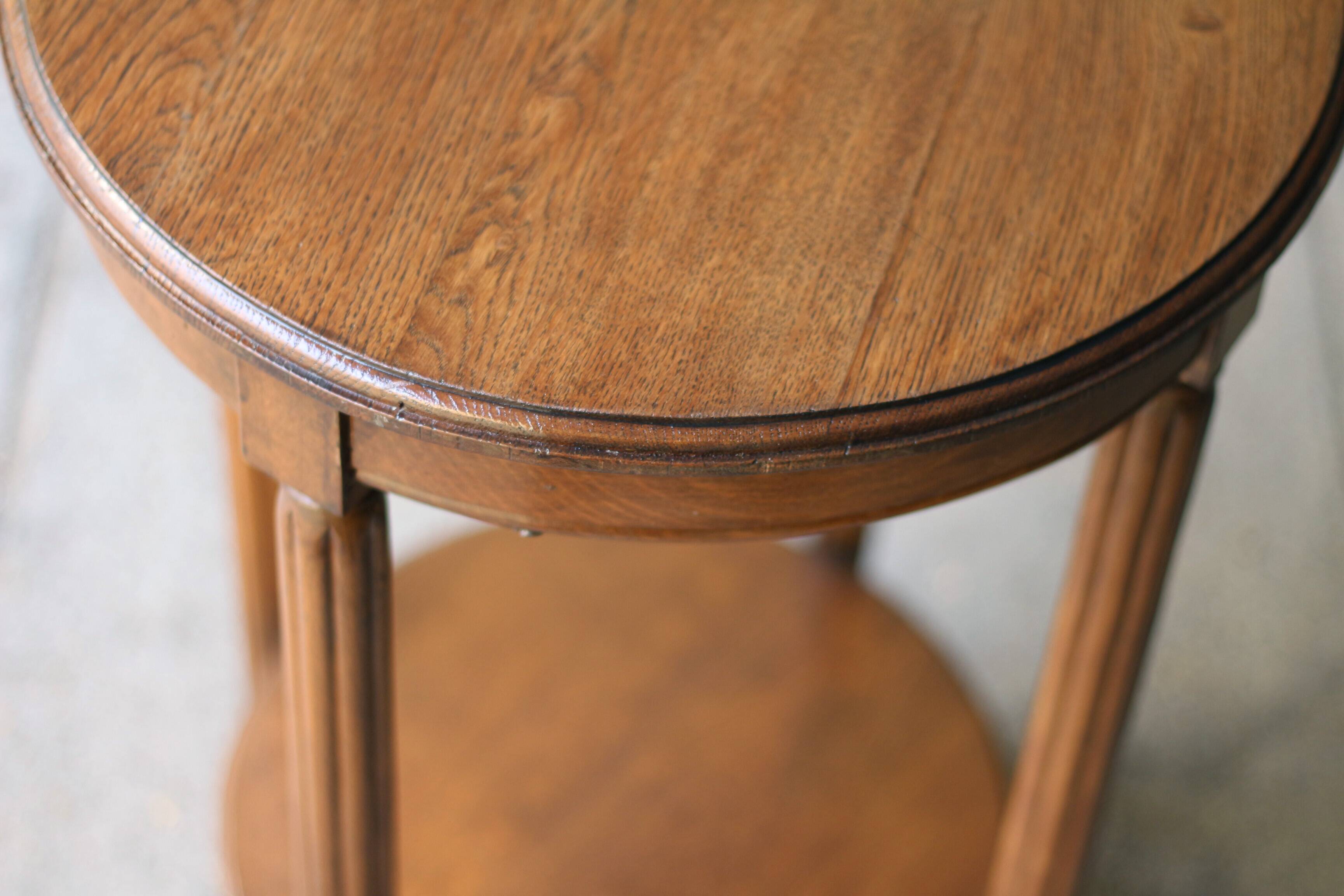 Pretty ART DECO (1920s/1930s) pedestal table or side table in oak.