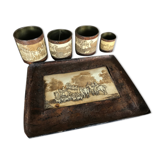 Nécessaire de bureau ancien laiton et cuir, 1 plateau avec 4 pots décor chasse à courre