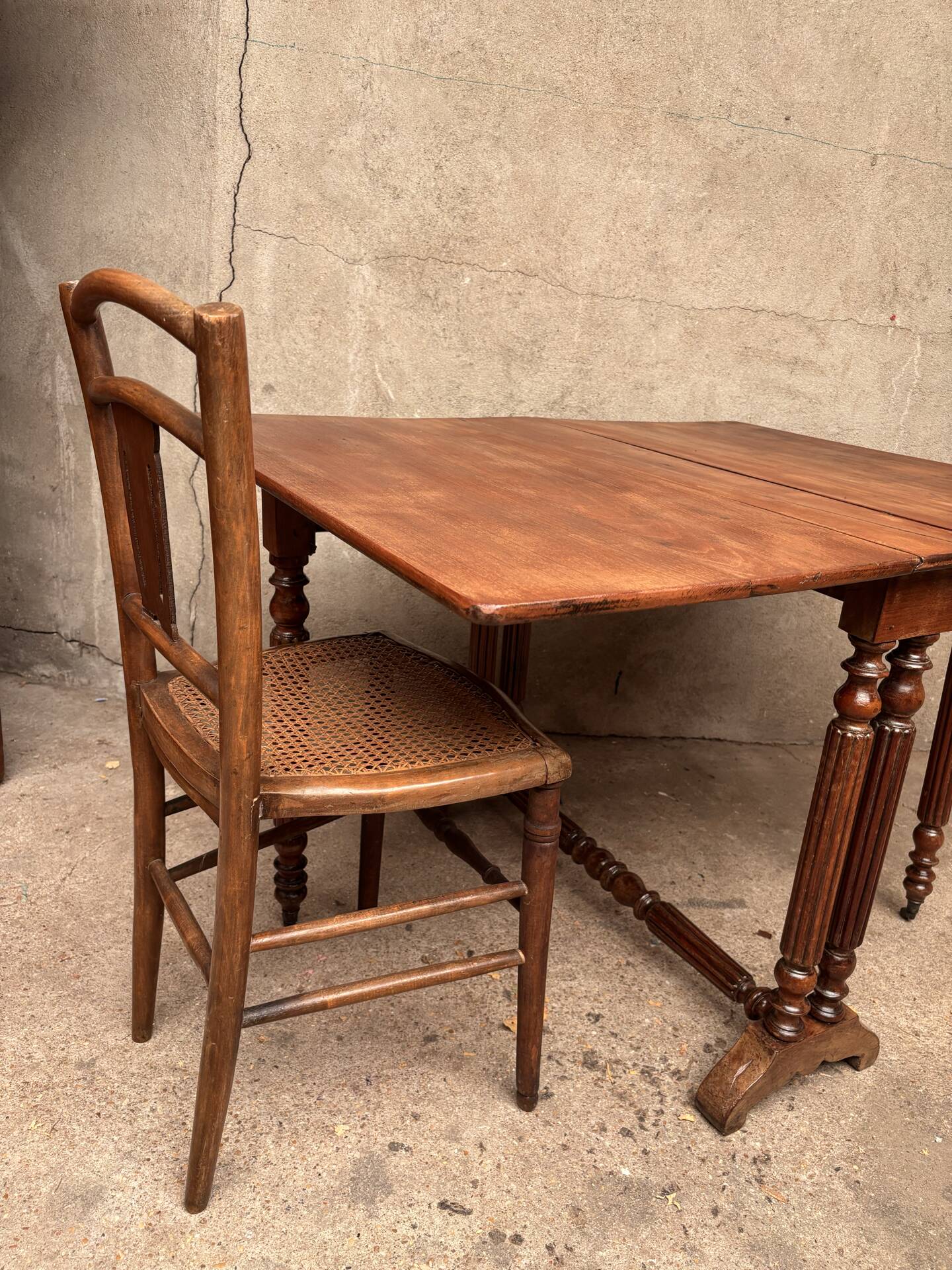 Extensible Napoleon III gateleg table