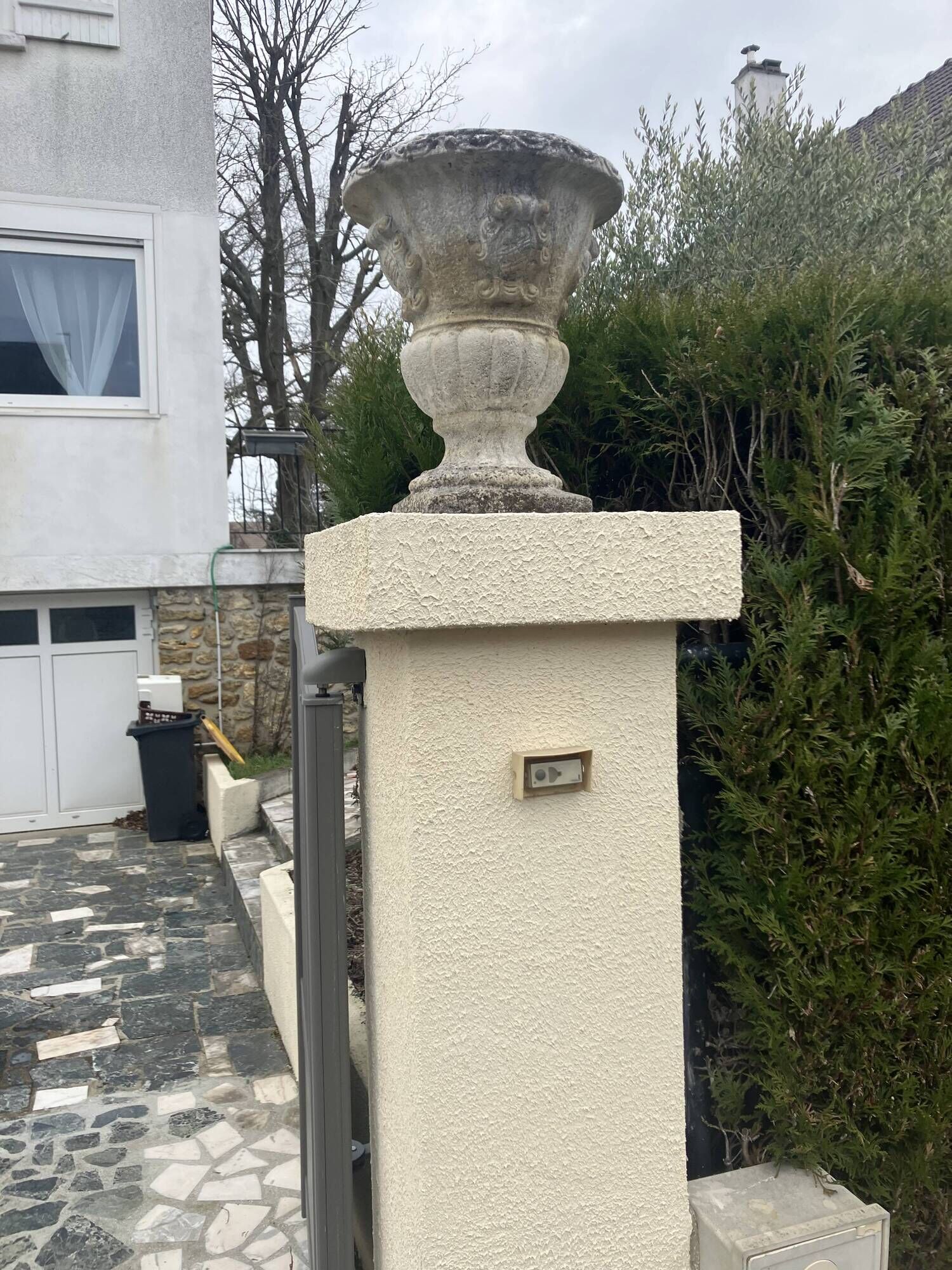 Pair of garden vases in reconstituted stone, Médicis shape, patinated.
