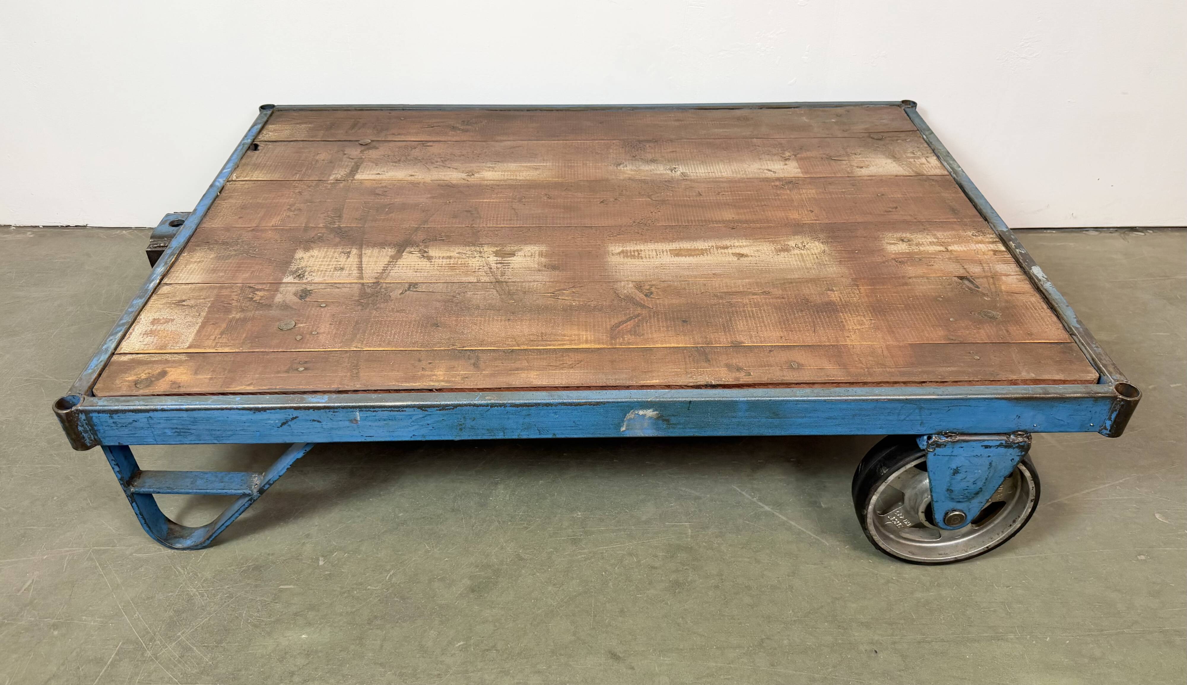 Table basse industrielle bleue, années 1960
