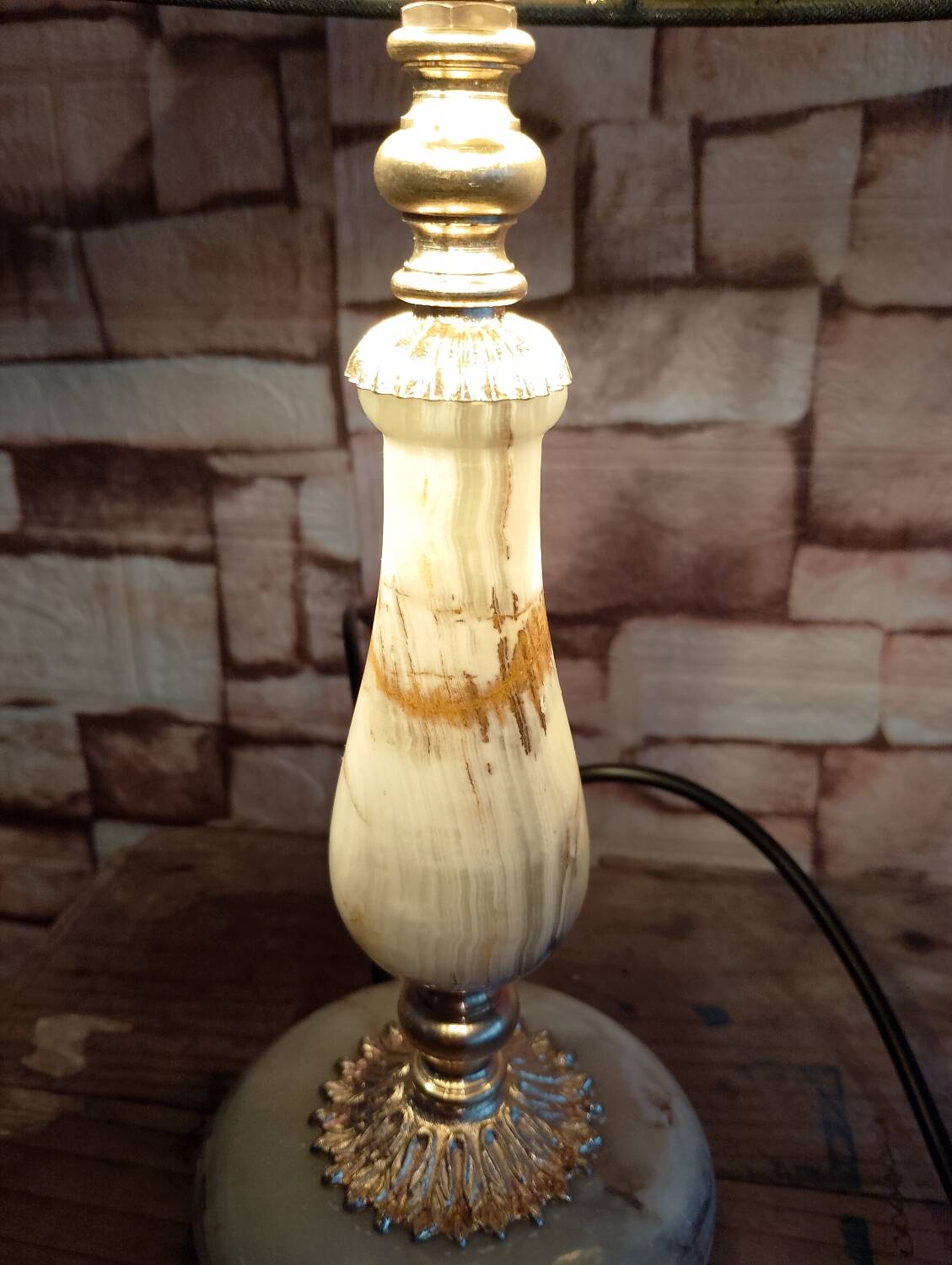 Sell a prestigious lamp made of genuine Onyx and chiselled gilded bronze.