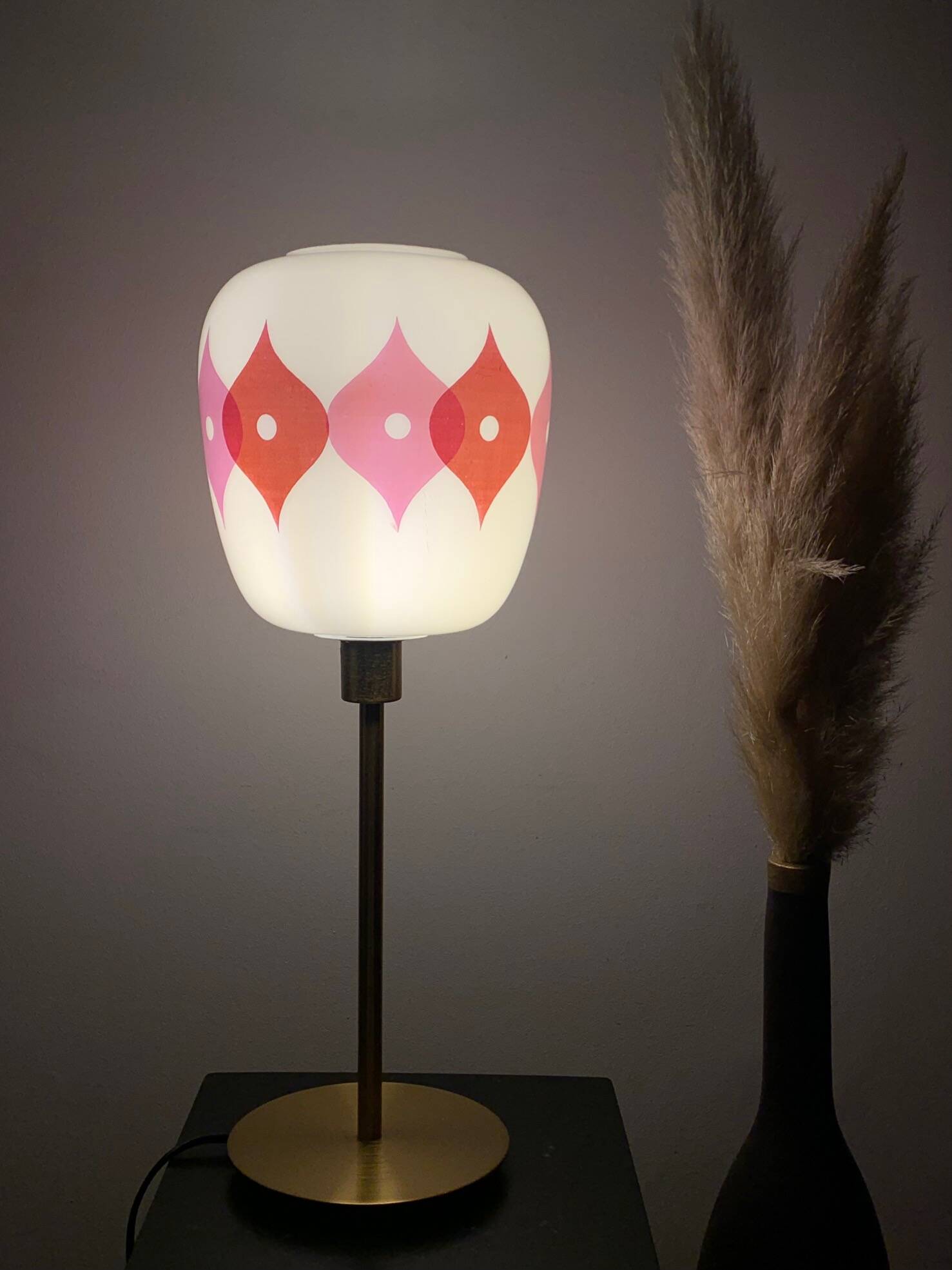 Table lamp with a vintage "Jacquard" glass globe and a golden foot