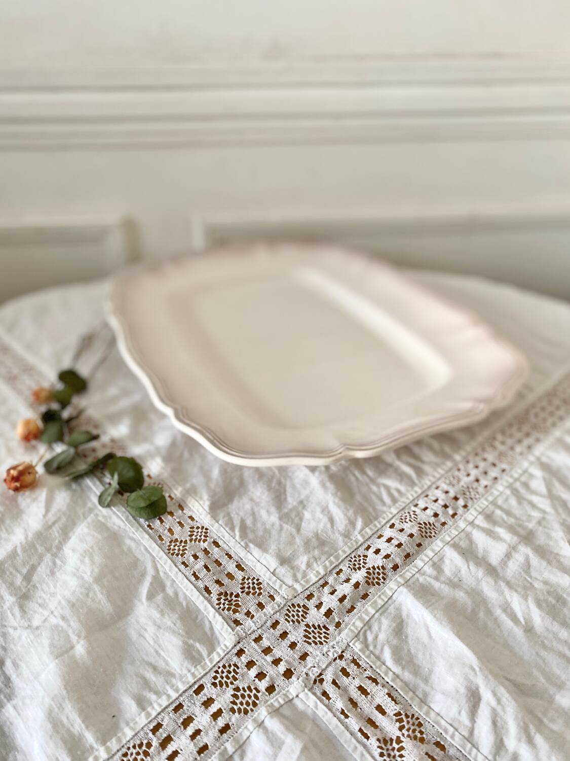 Rectangular ivory-colored serving dish Sarreguemines Chambord model