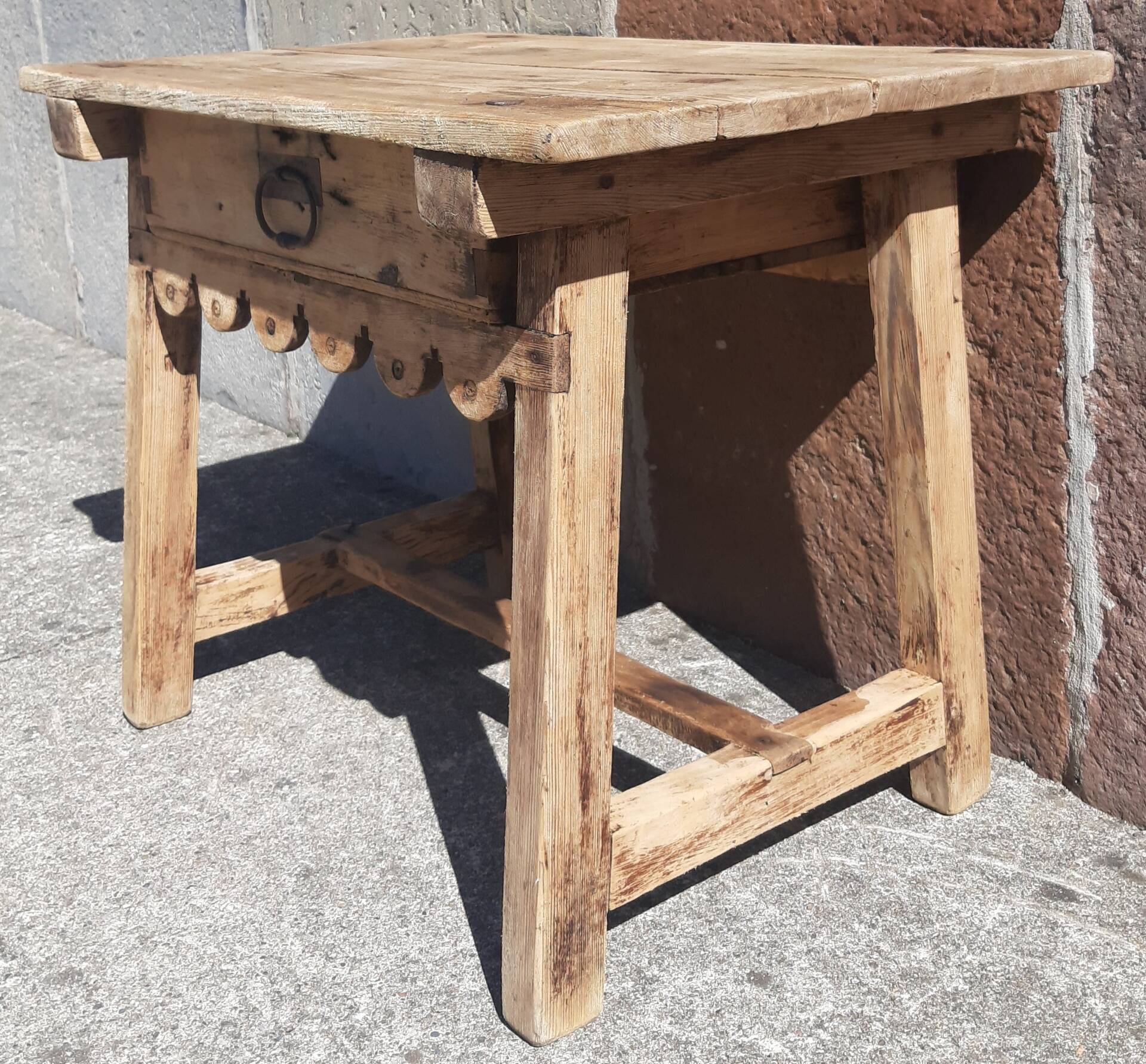 Table basse ou d' appoint. (18ème siècle)