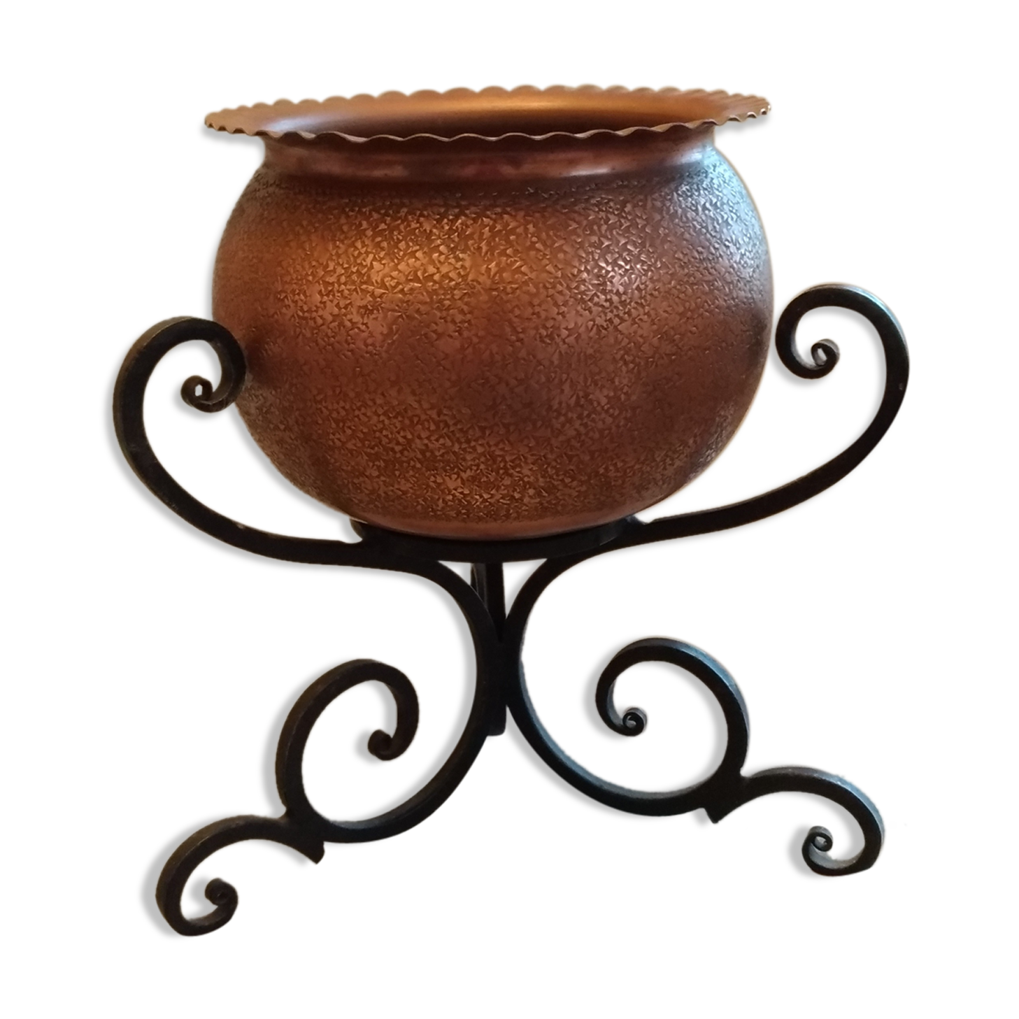 Cache pot cuivre et trépied fer forgé