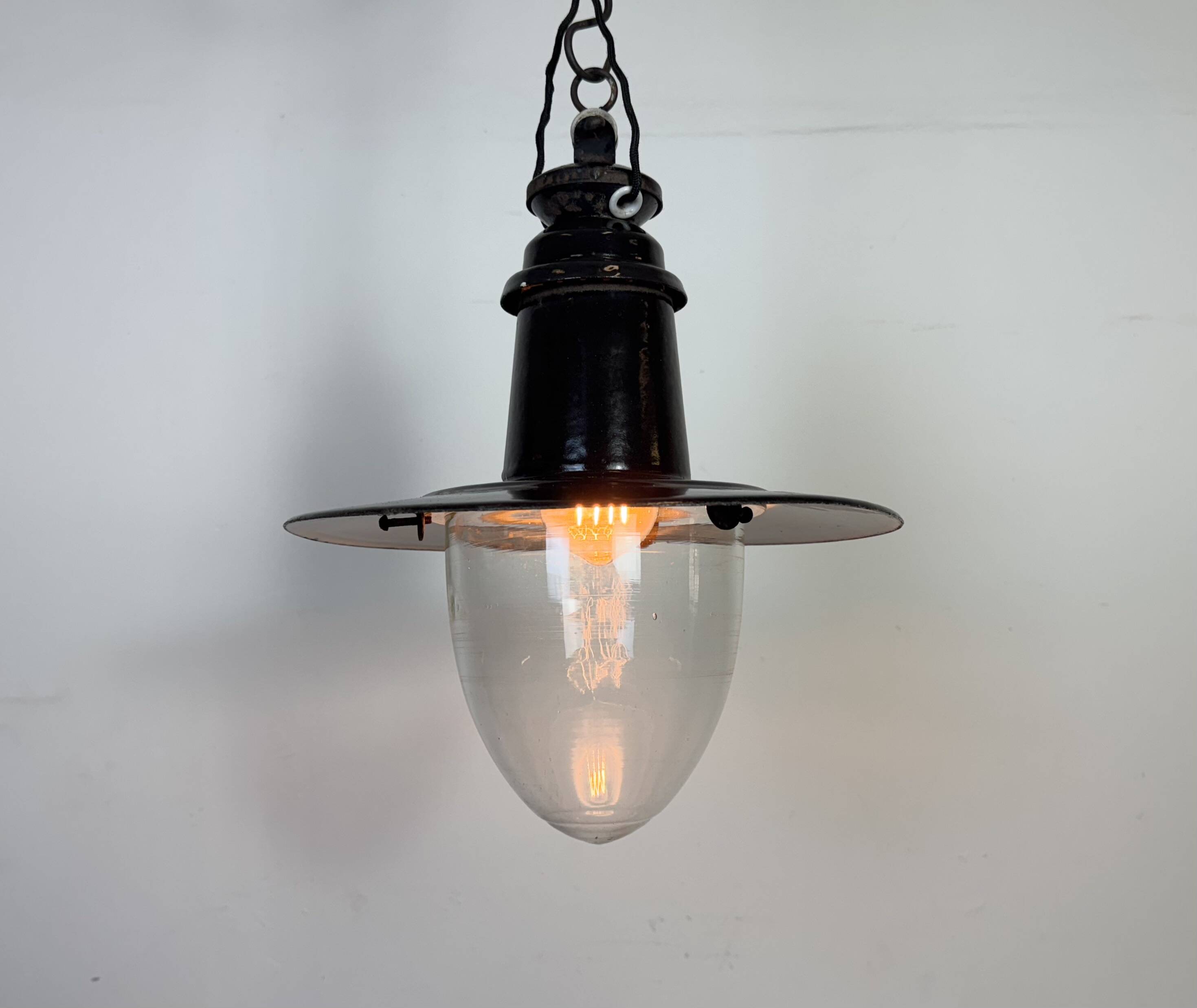 Lampe à suspension industrielle allemande en émail noir avec couvercle en verre, années 1930