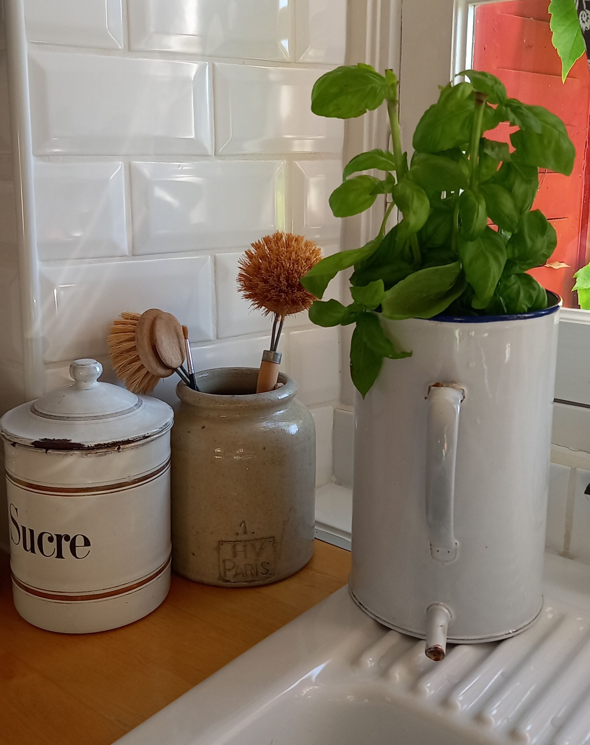 Old enema pot in enamelled sheet metal - Wall fountain Broc Graduated pot white enamel 50s