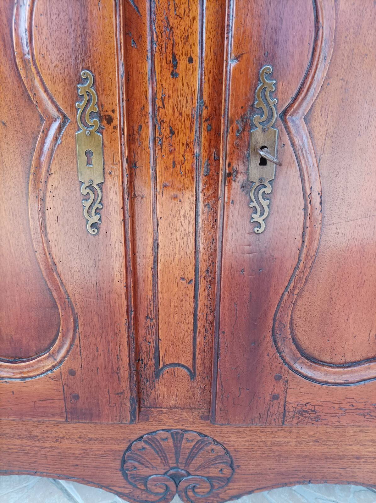 Louis XV walnut buffet from the 18th century.