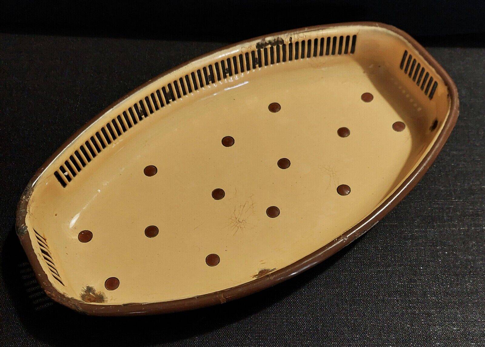 Bread basket in enameled sheet metal with brown dots, first half of the 20th century