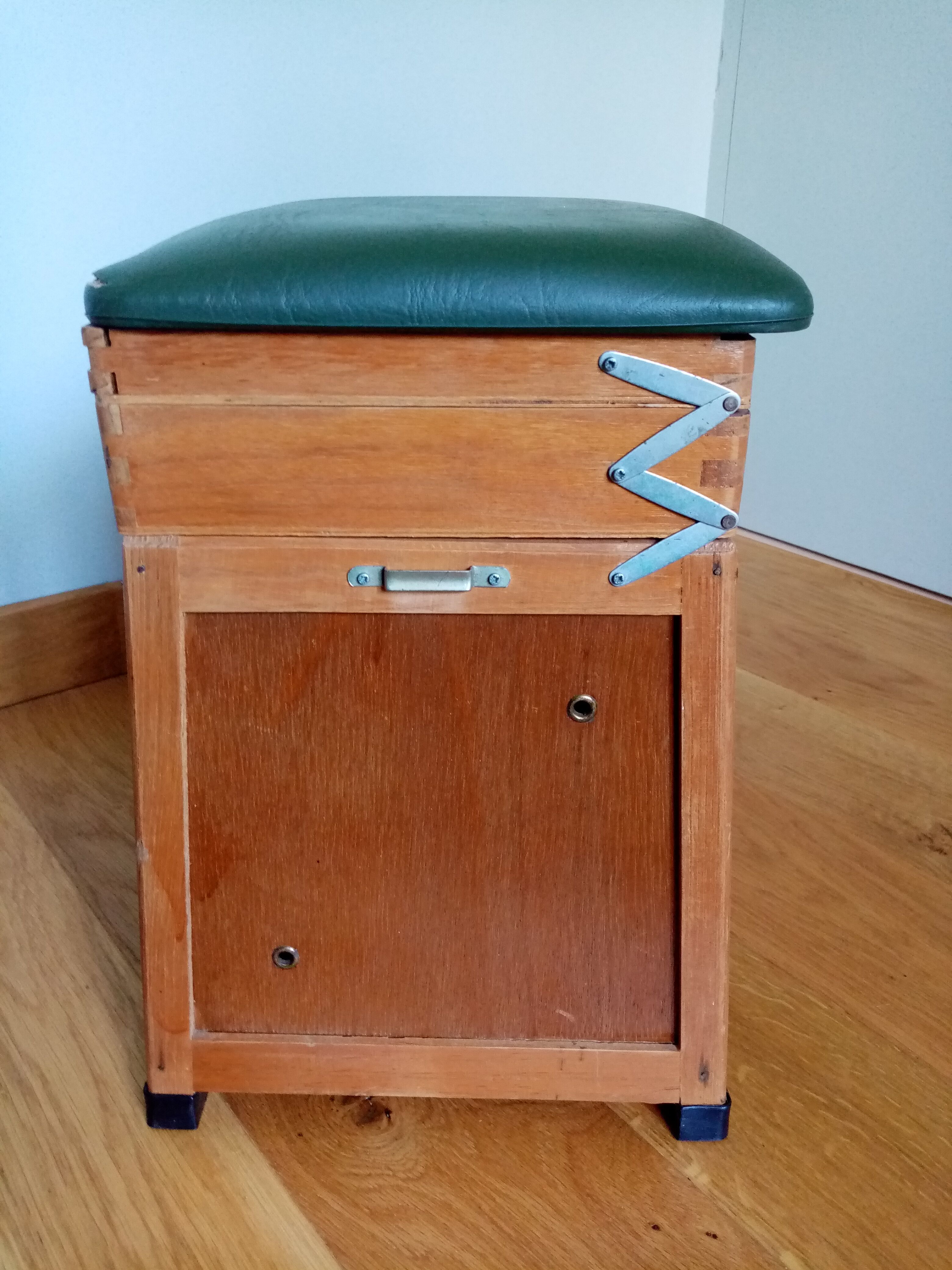 Fishing stool chest in wood and green skaï