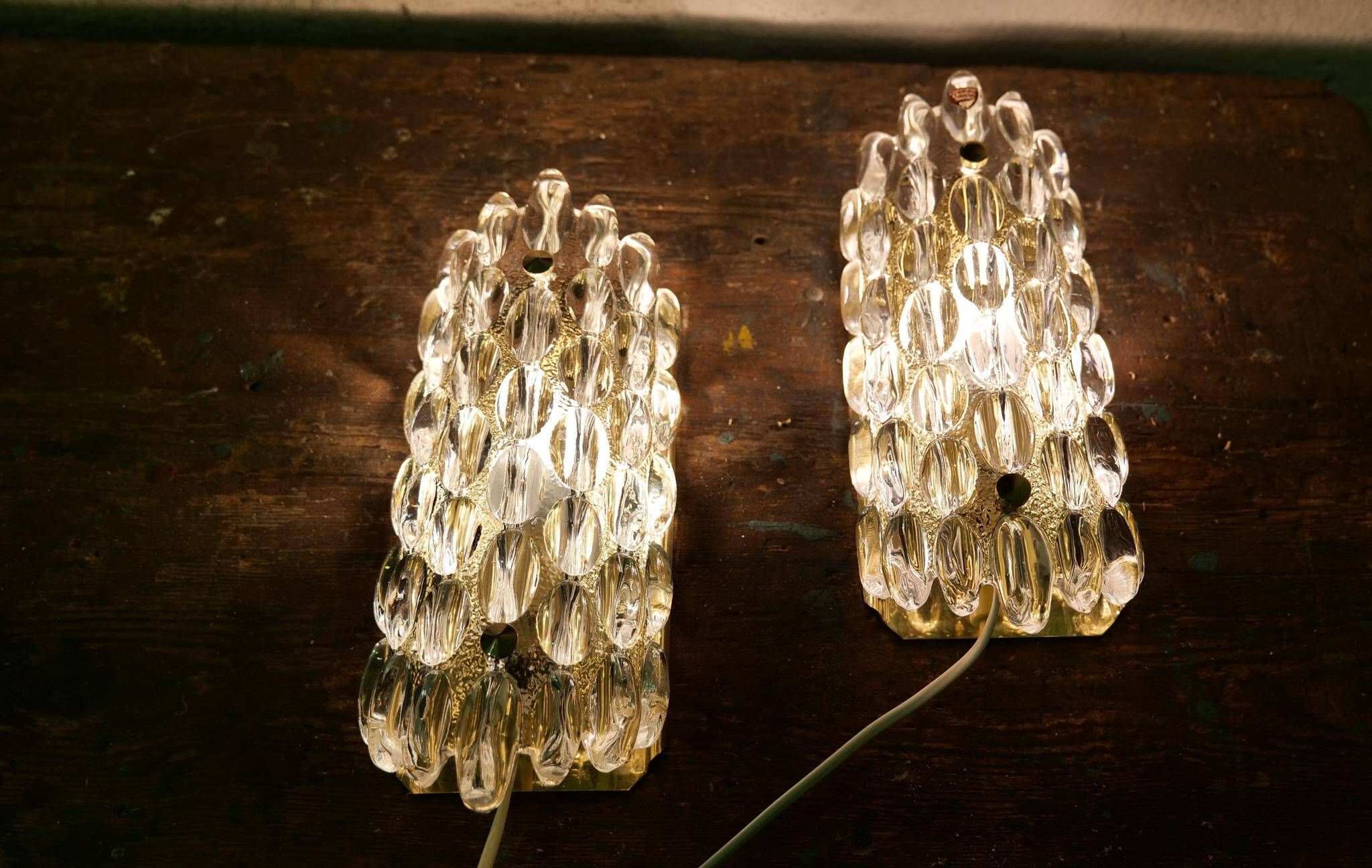 Modern mid-century crystal wall sconces in the shape of a drop by Orrefors by Carl Fagerlund.
