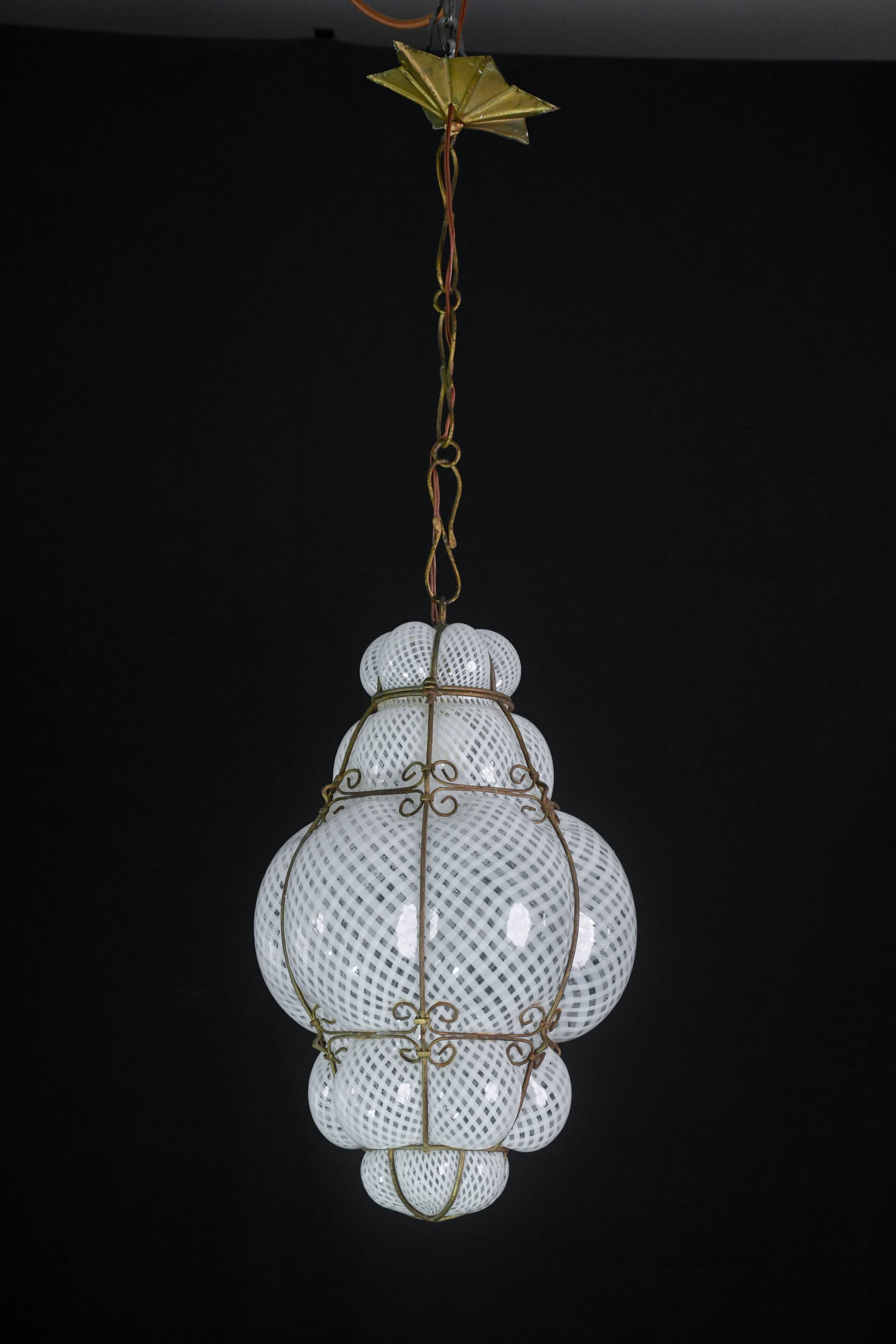 Amazing large Venetian lantern in Murano reticello glass, 1940s