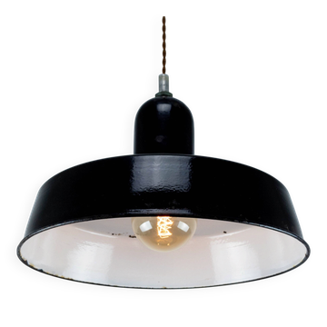 Lampe industrielle en métal noir avec patine visible