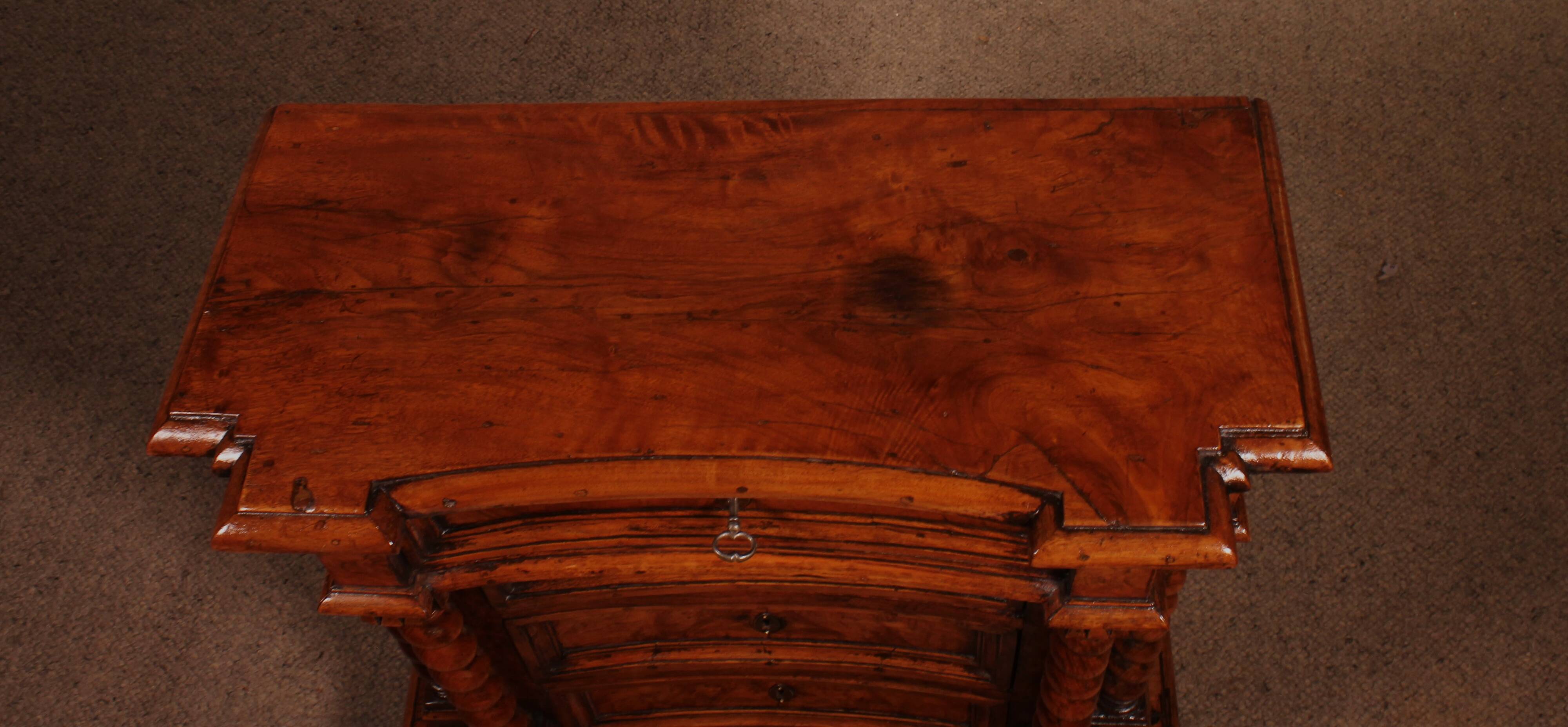 Italian Renaissance oratory in walnut and burl walnut - 17th century