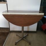 Table et ses deux chaises