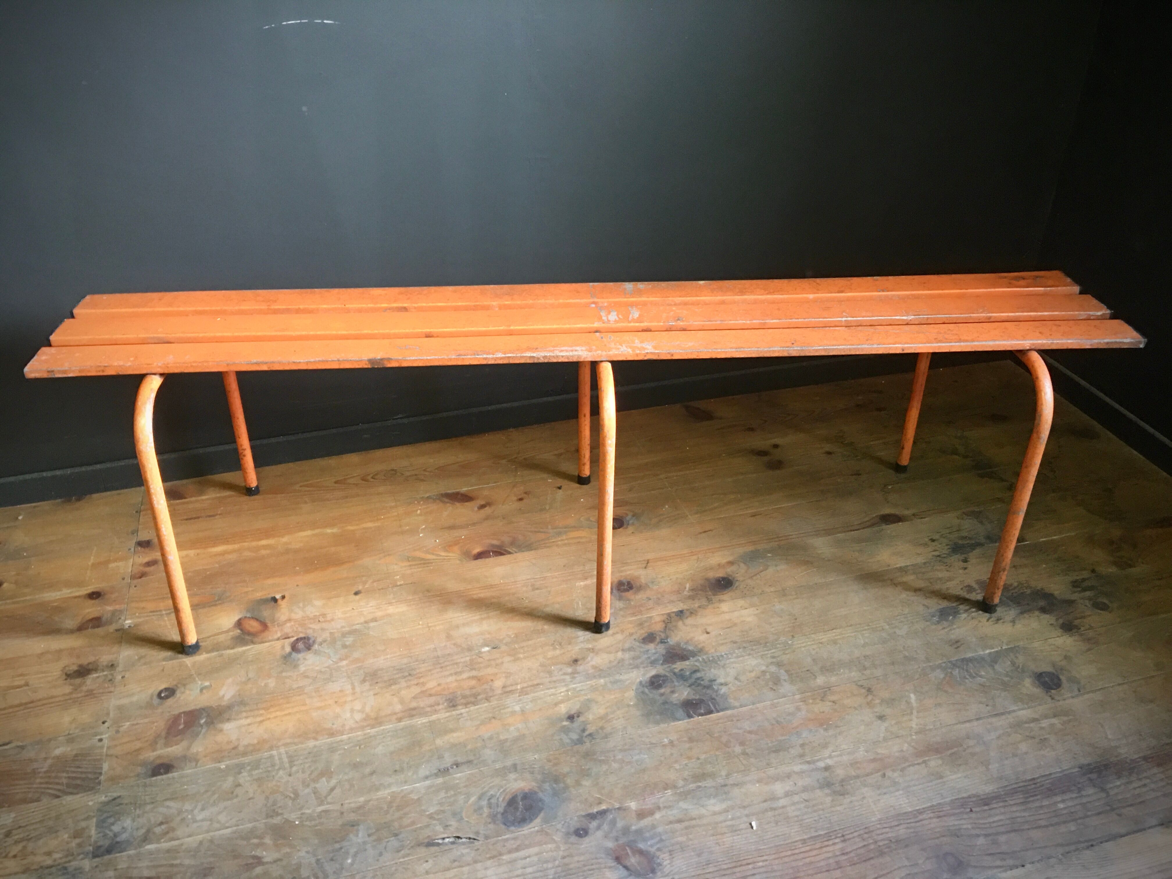 Ancien banc métallique orange