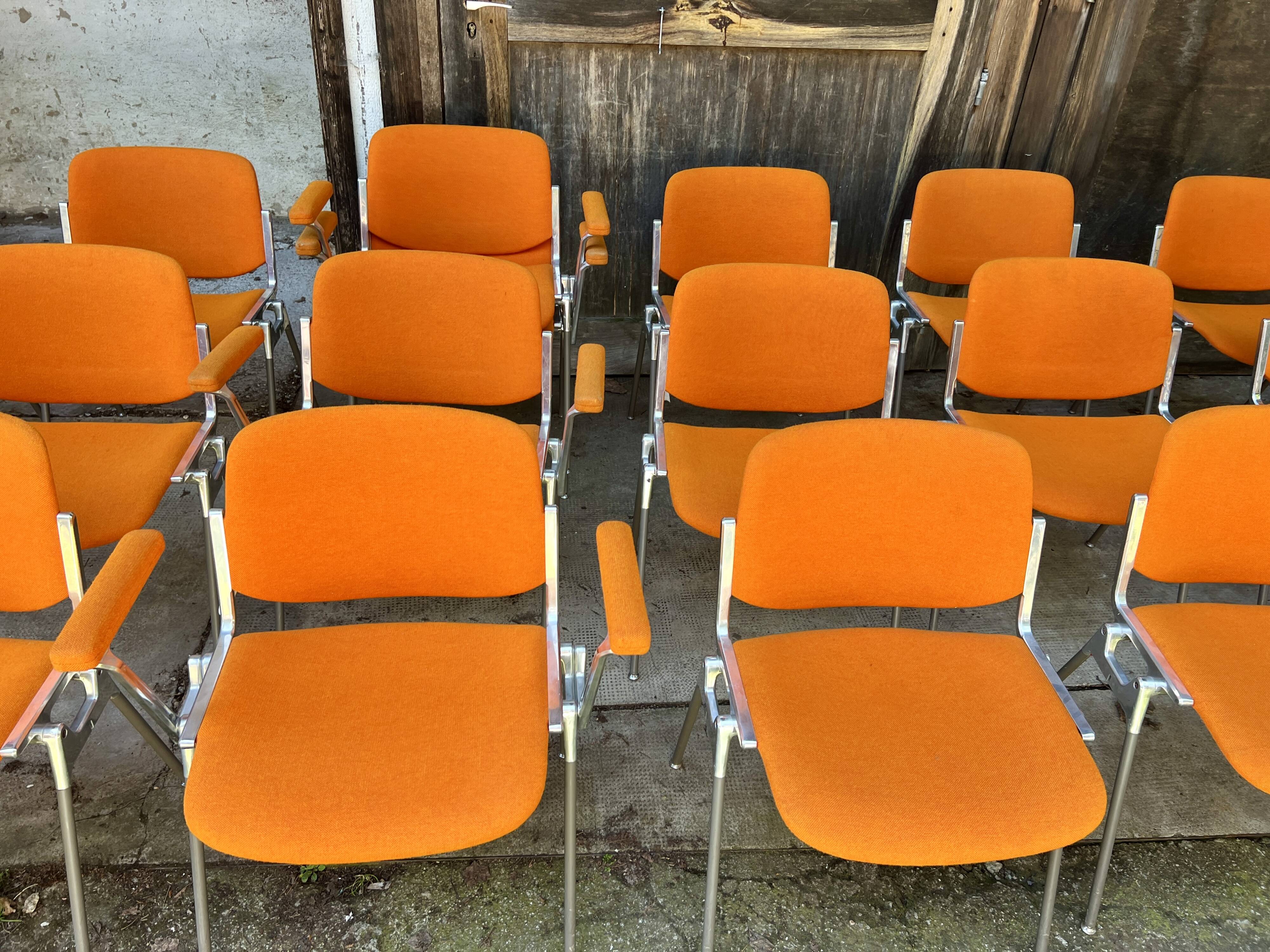 Sérié 39 chaises 4 fauteuils DSC 106 en tissu orange par Giancarlo Piretti pour Castelli