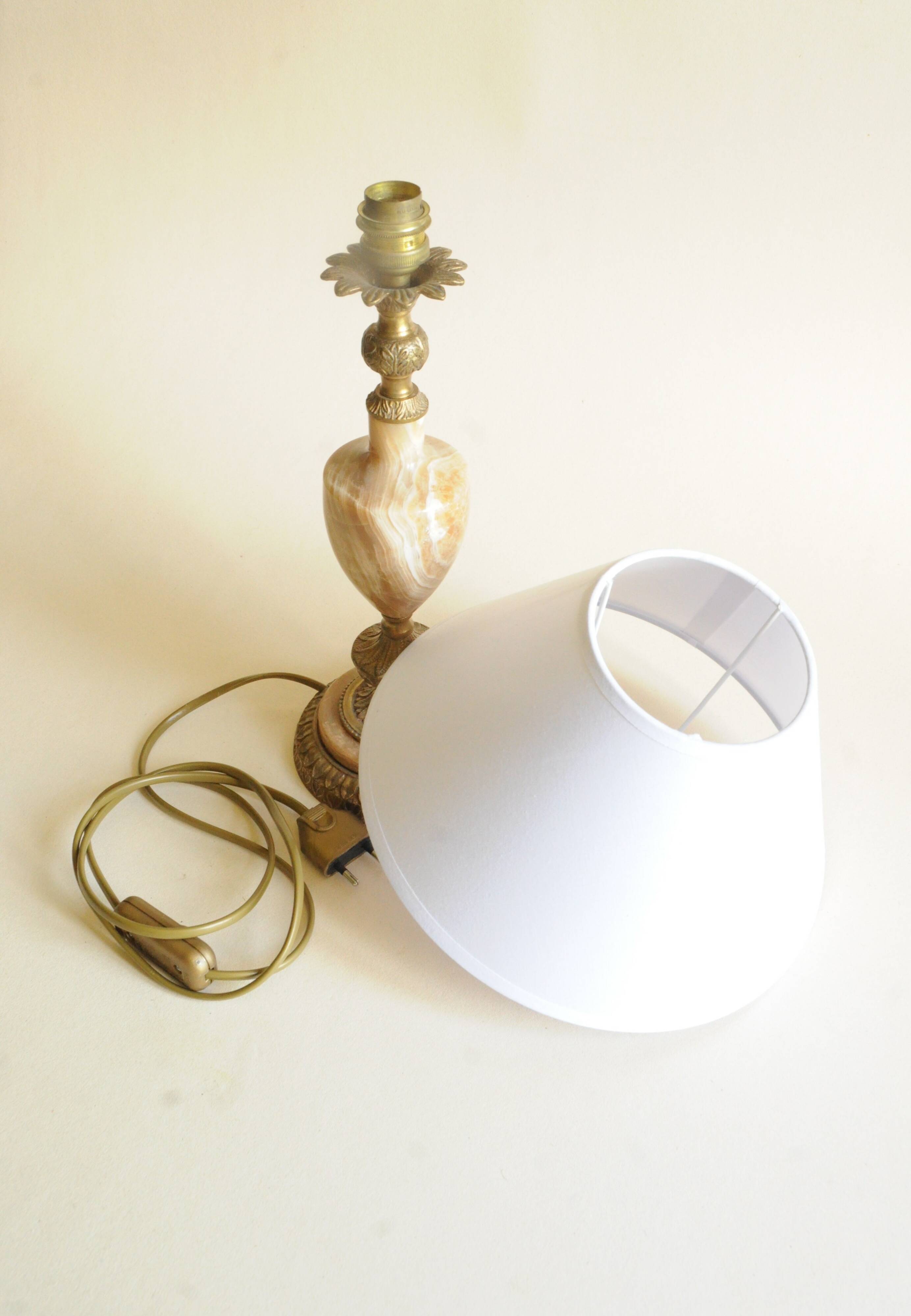 Lampe de table vintage en onyx et laiton avec abat-jour, style néoclassique