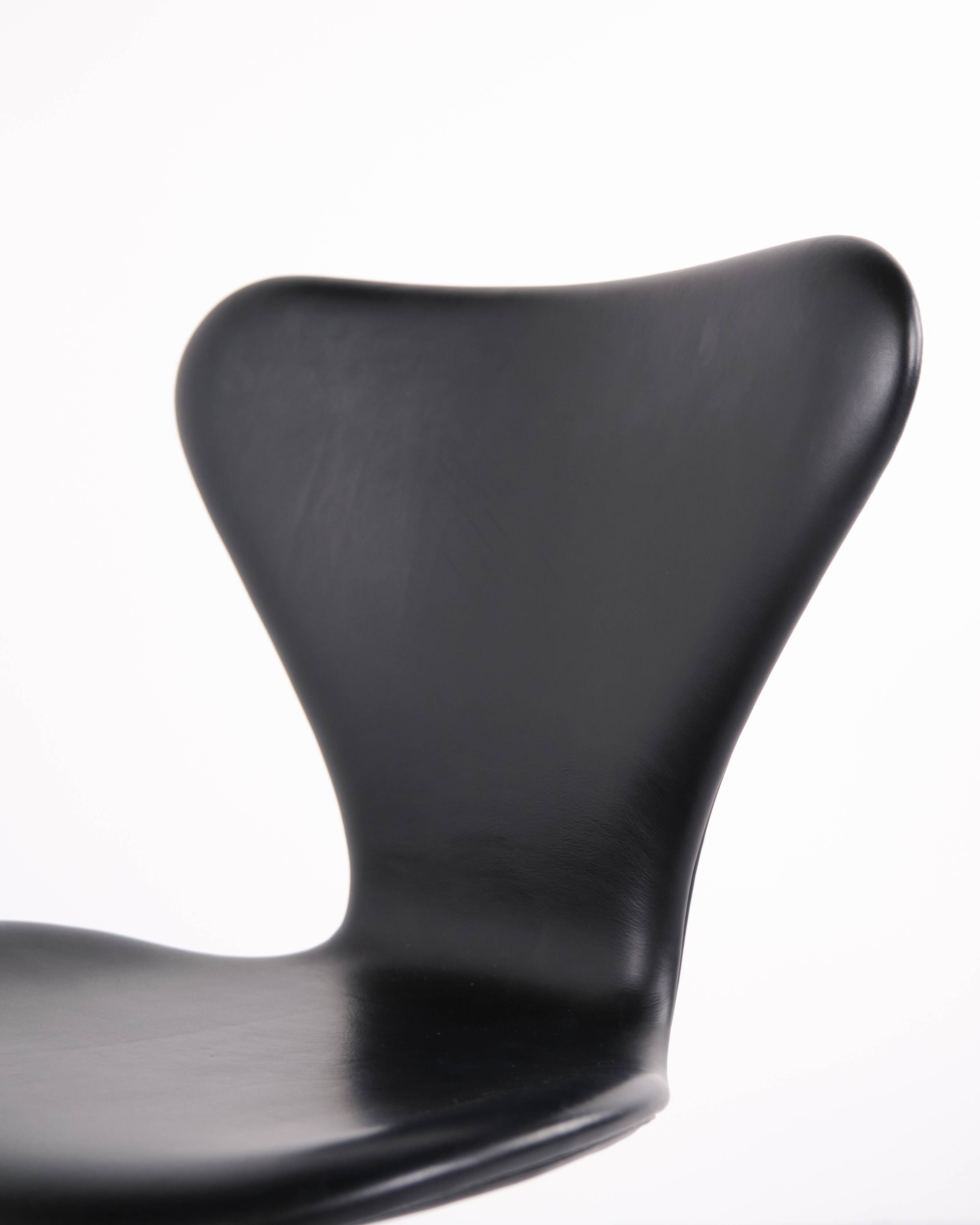 Seven office chair - Model 3117 - Black leather - Swivel function - Arne Jacobsen - Fritz Hansen