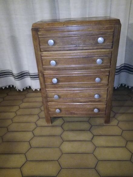 Country style chest of drawers