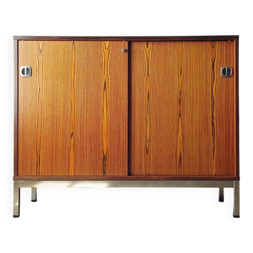 2-door sliding furniture in the style of F. Knoll, veneered teak.
