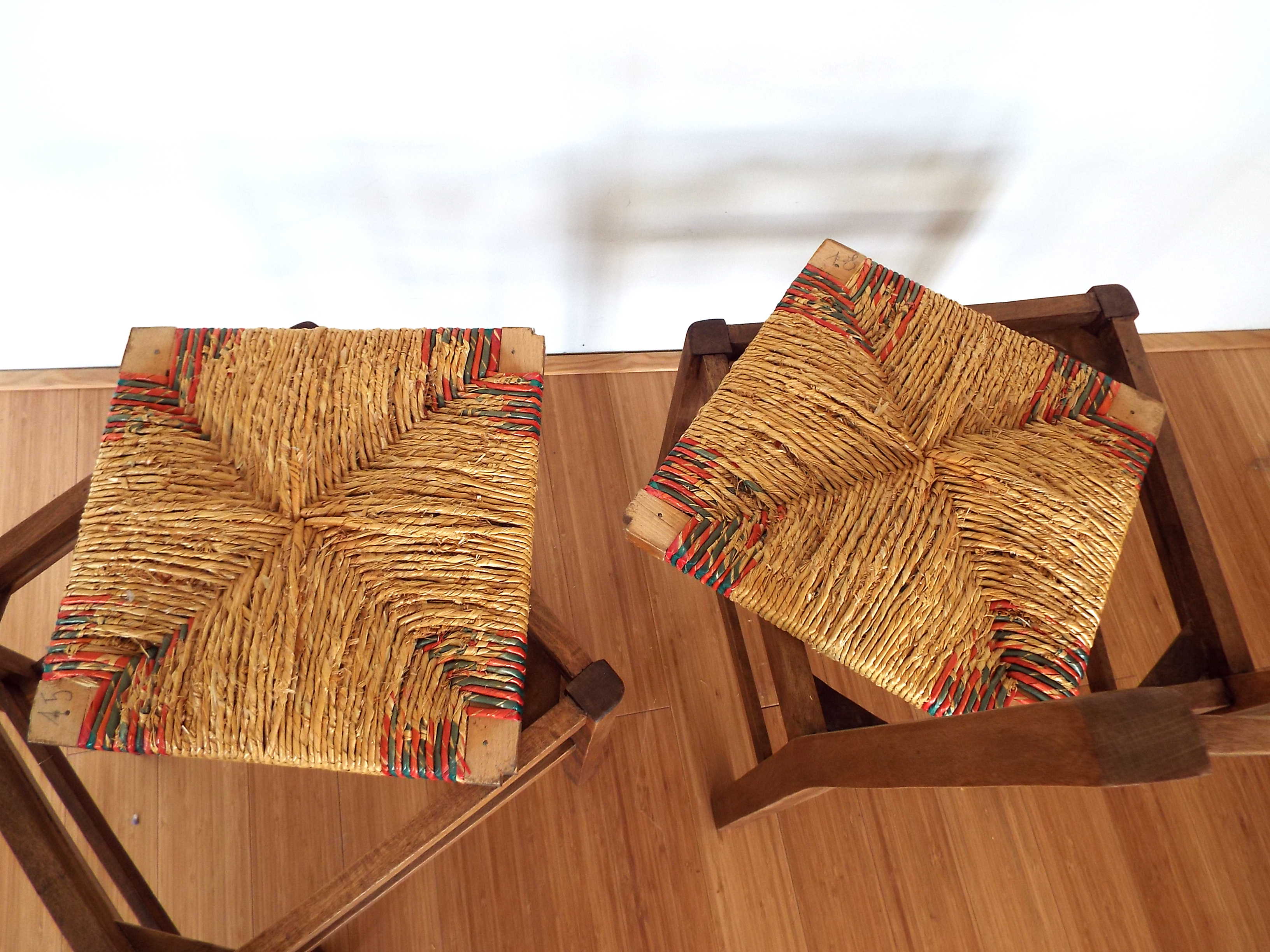 2 mulched chairs